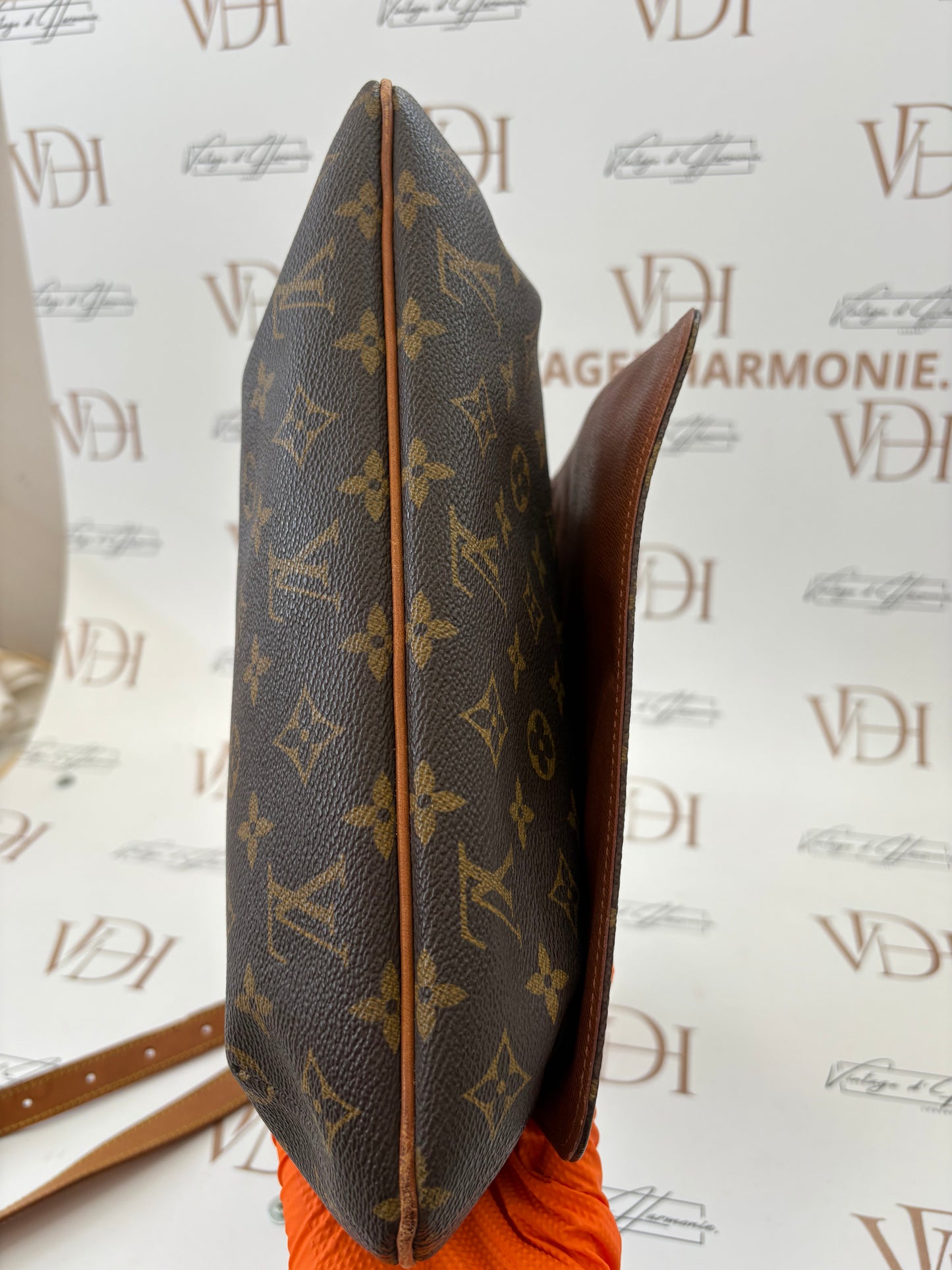 018990 - Louis Vuitton Musette