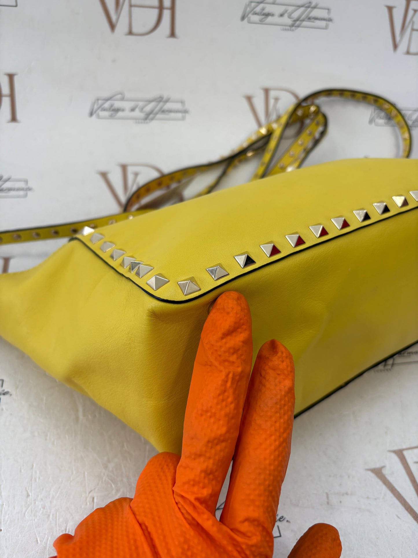 018339 - Valentino Rockstud Yellow