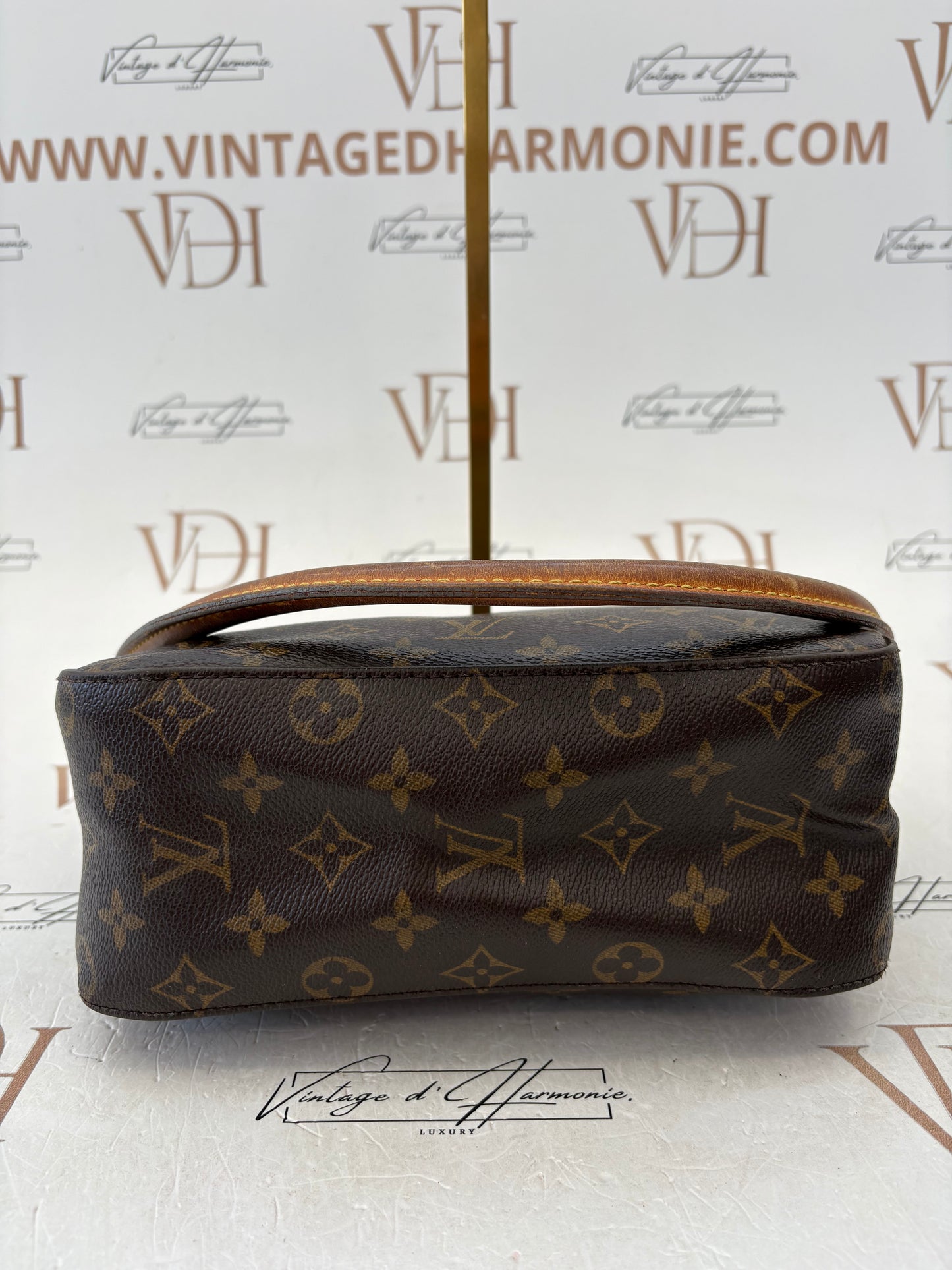 018949 - Louis Vuitton Looping MM