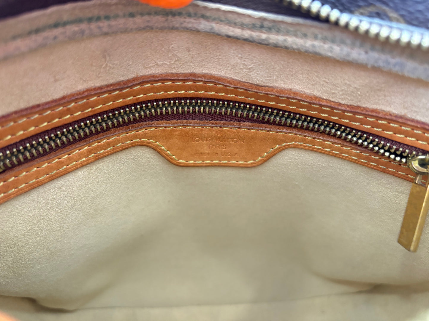 018949 - Louis Vuitton Looping MM