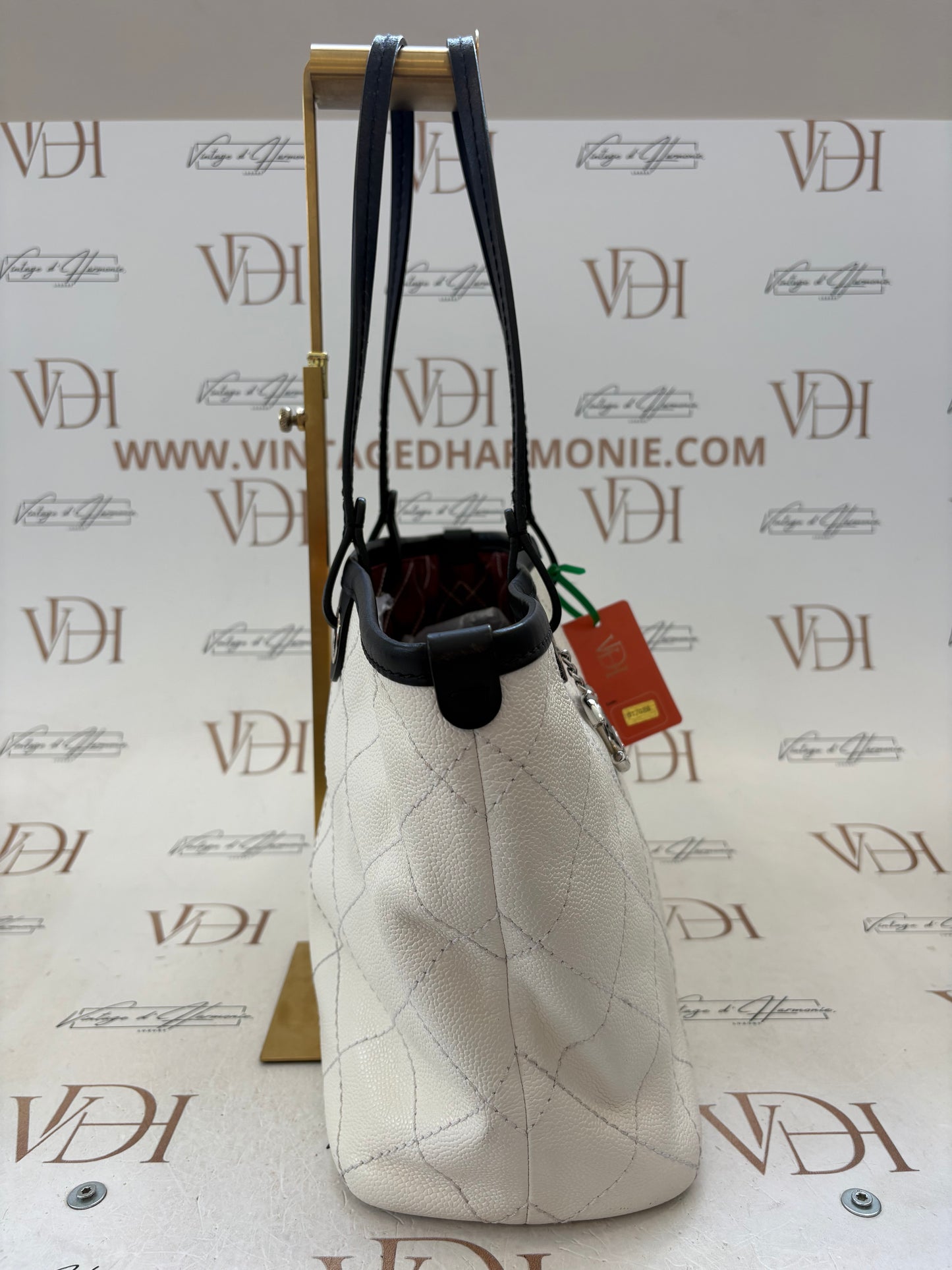 017088 - Chanel White On The Road