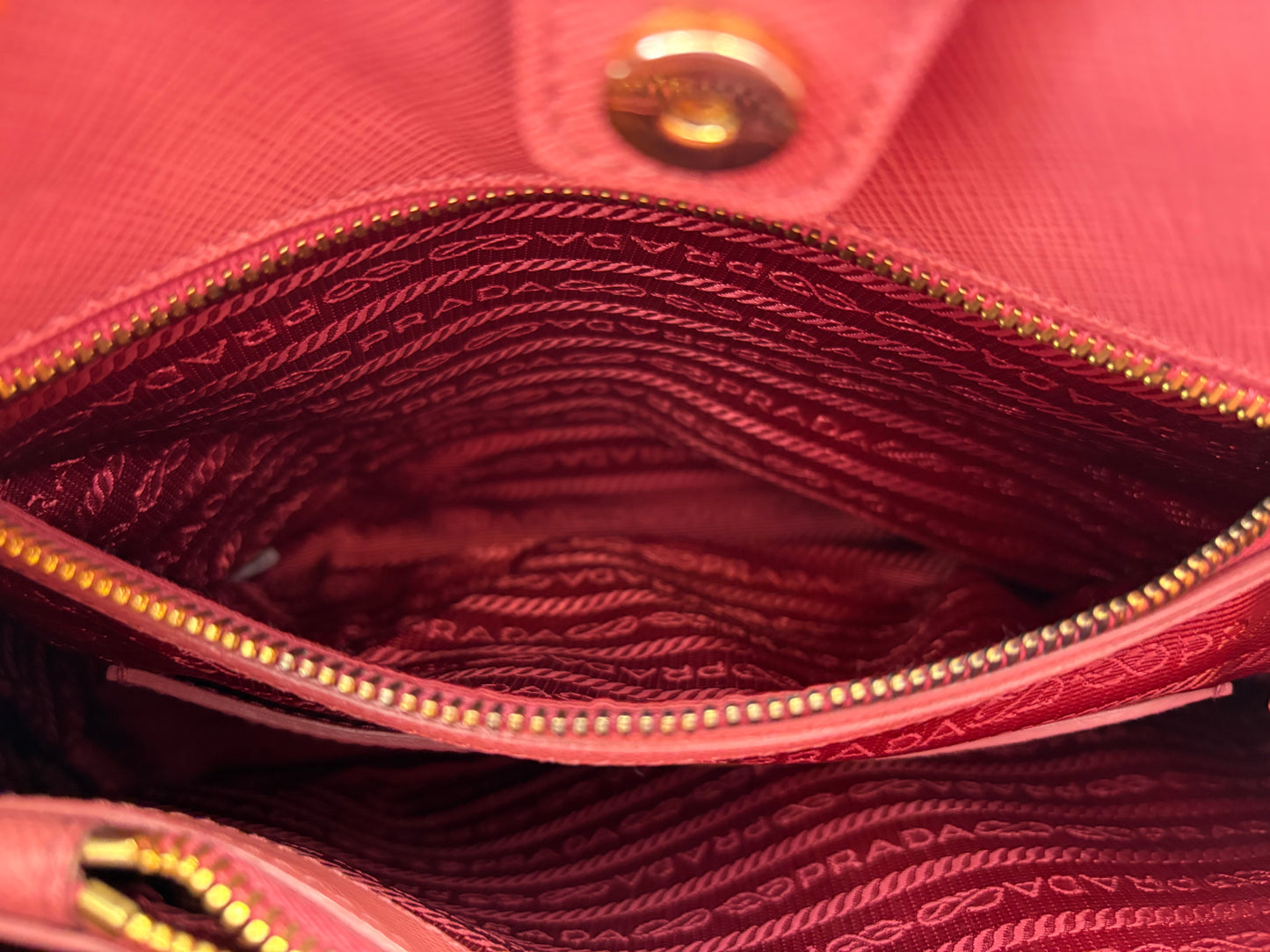 383671 - Prada Promenade