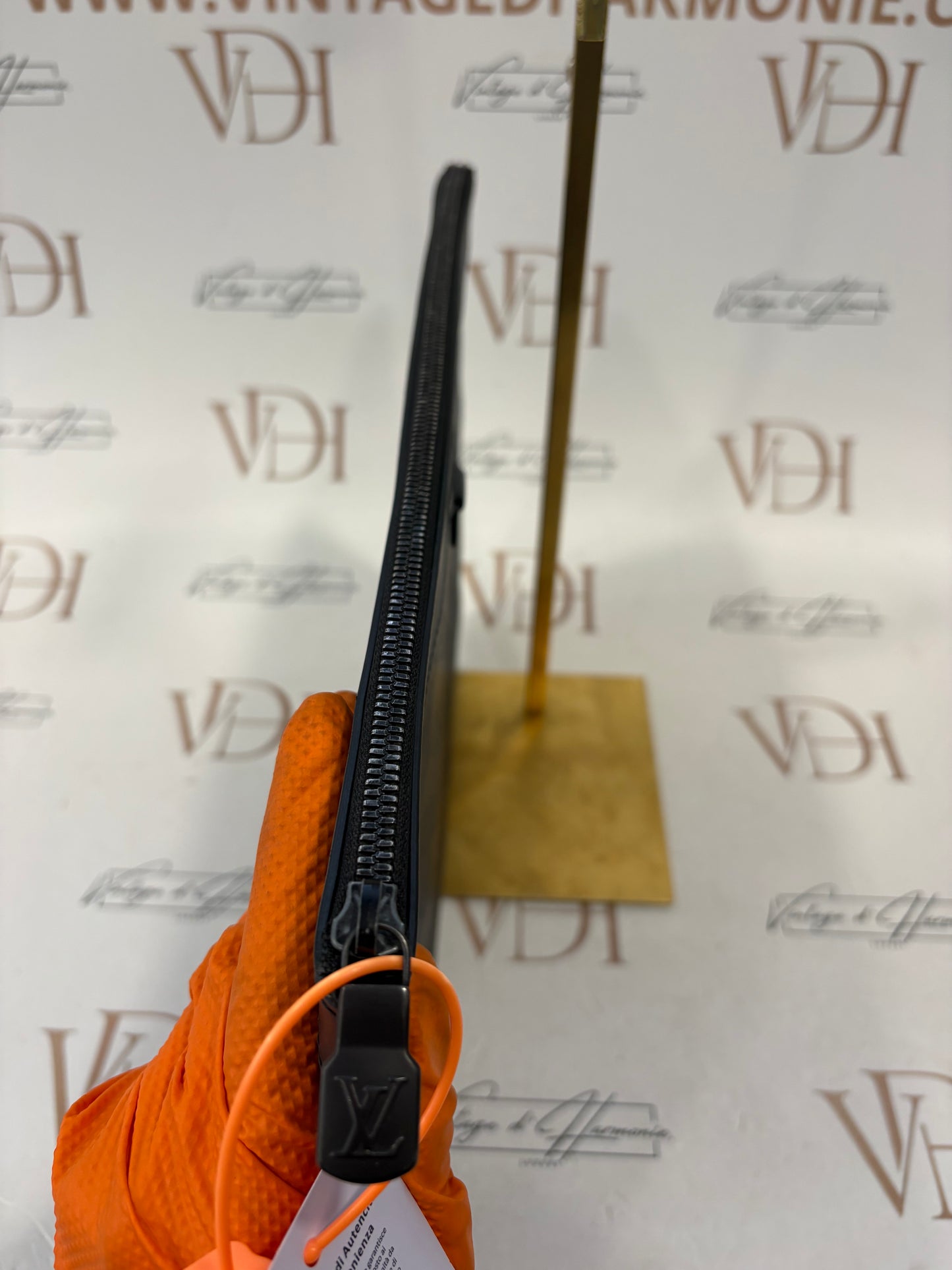 382874 - Louis Vuitton Discovery Pochette
