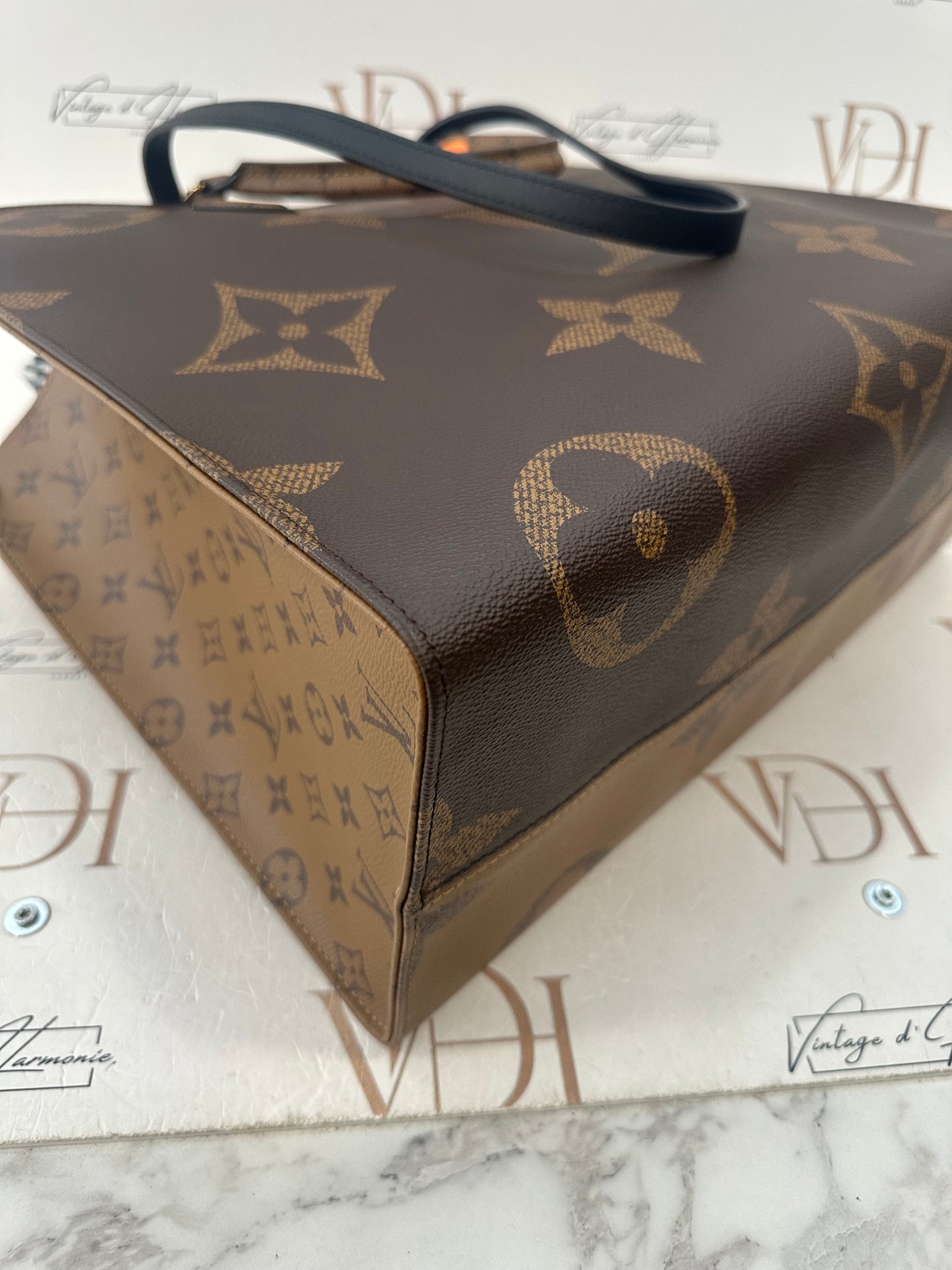 384067 - LV Onthego