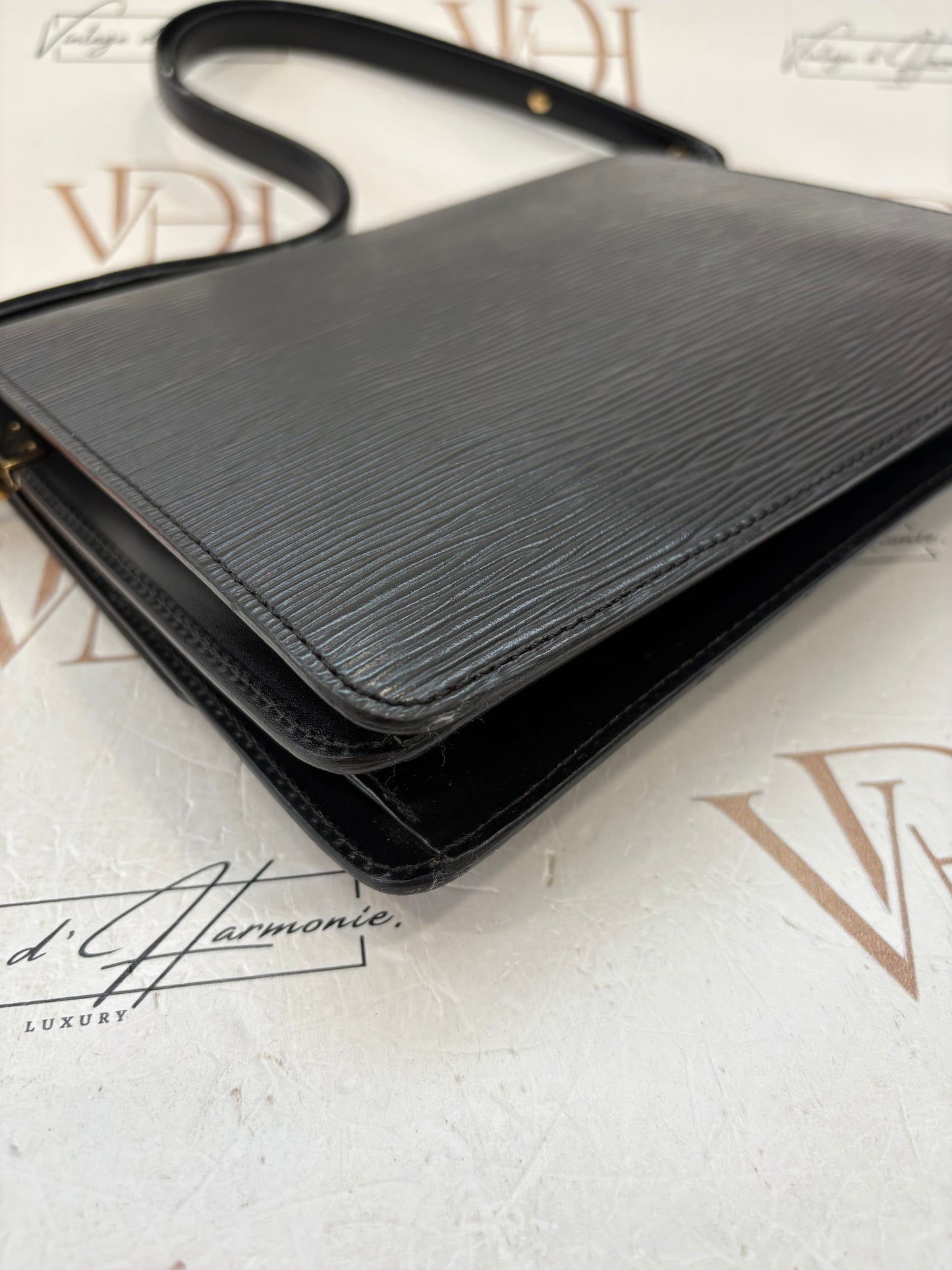 018062 - Louis Vuitton Epi Free Run