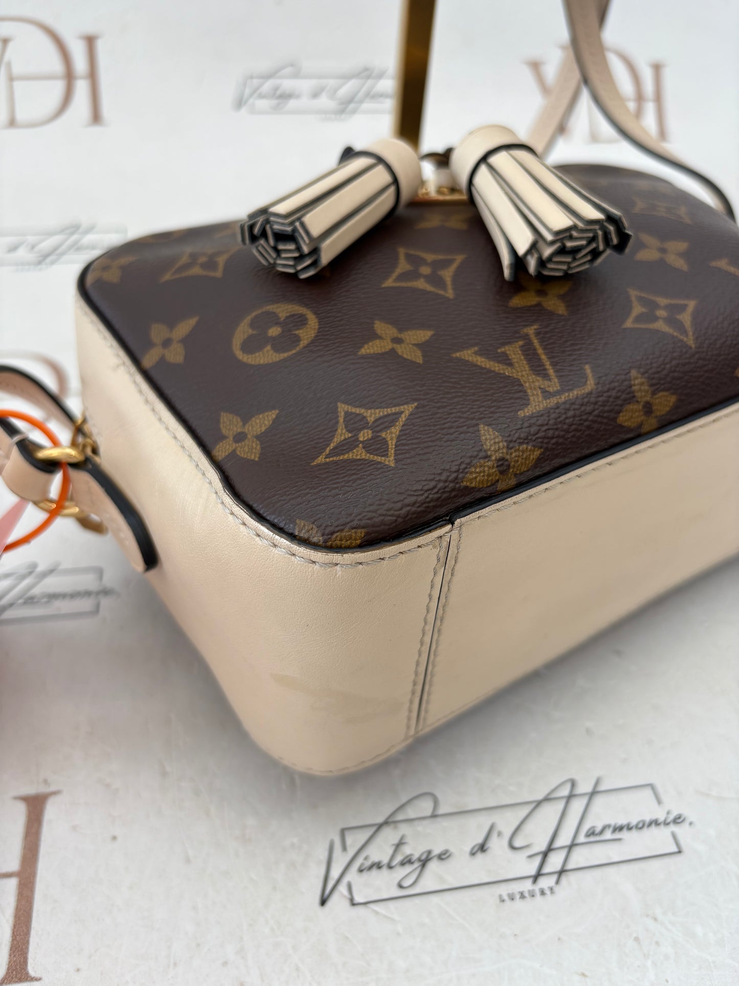 018540 - Louis Vuitton Cream Saintonge
