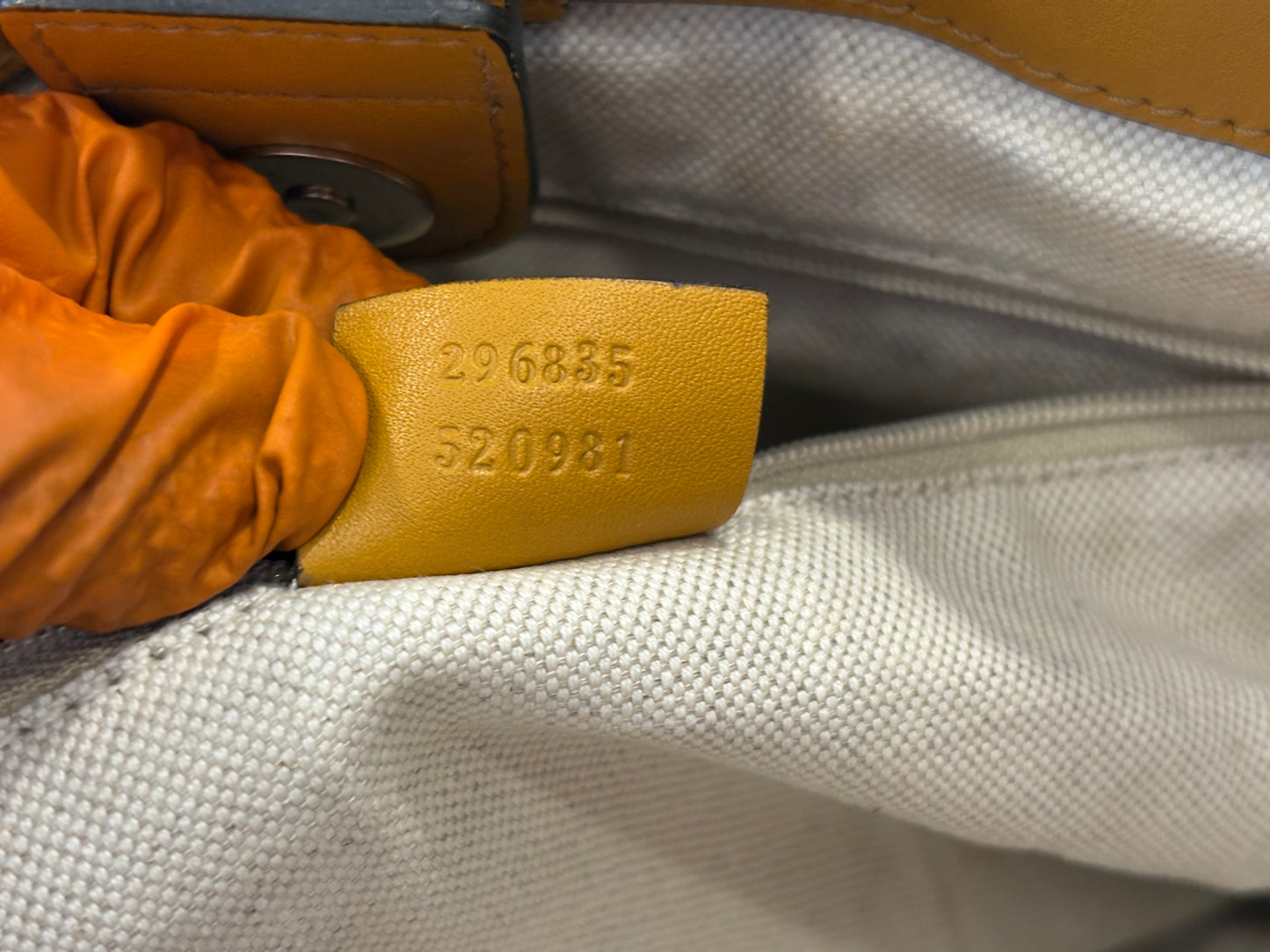 200935 - Gucci Sukey