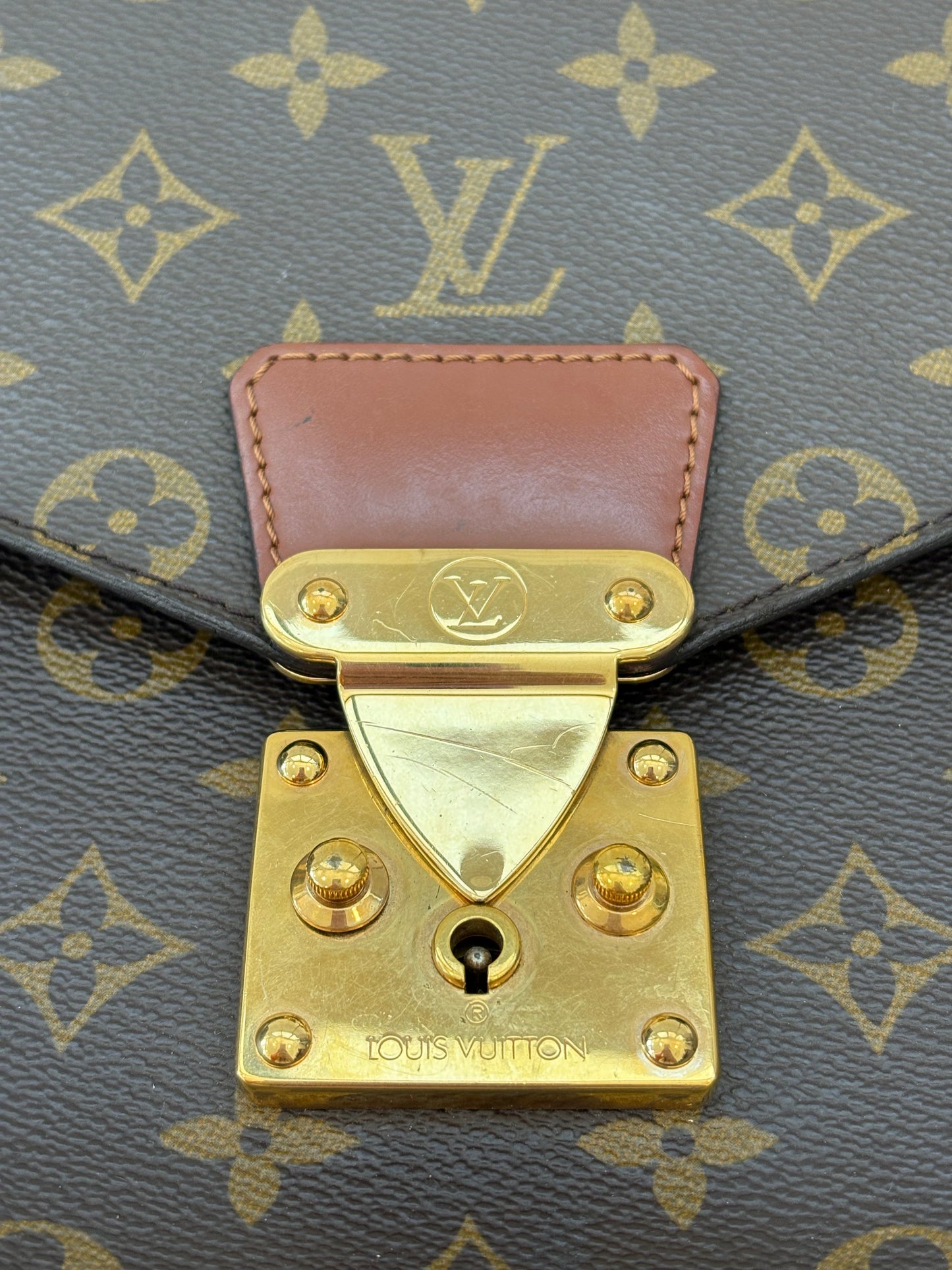 018099 - Louis Vuitton Concorde