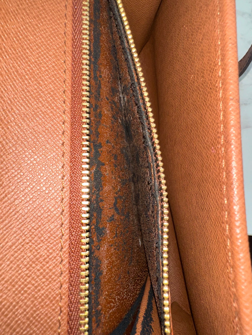 Louis Vuitton Bordeaux 23