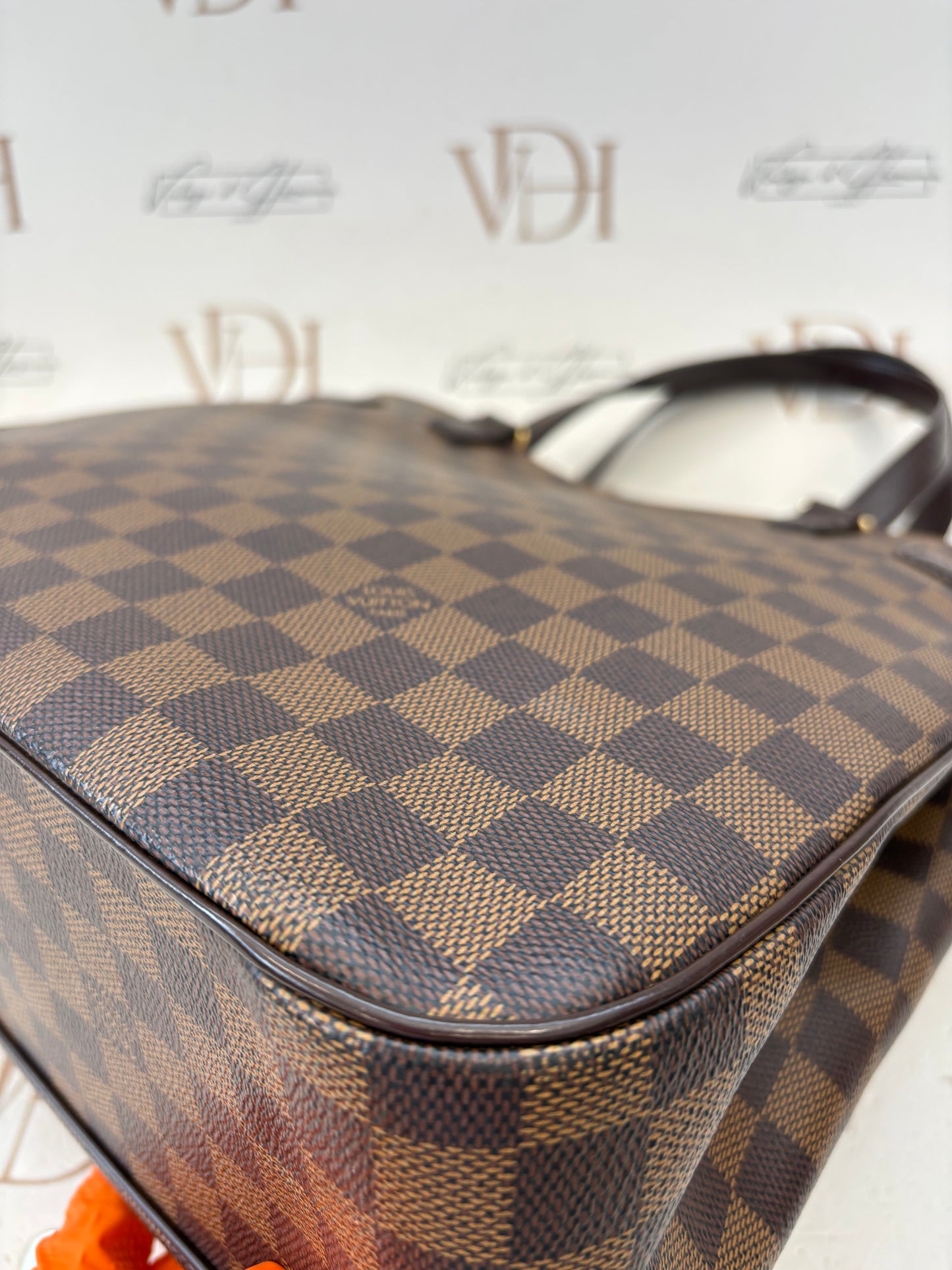 018260 - Louis Vuitton Uzes