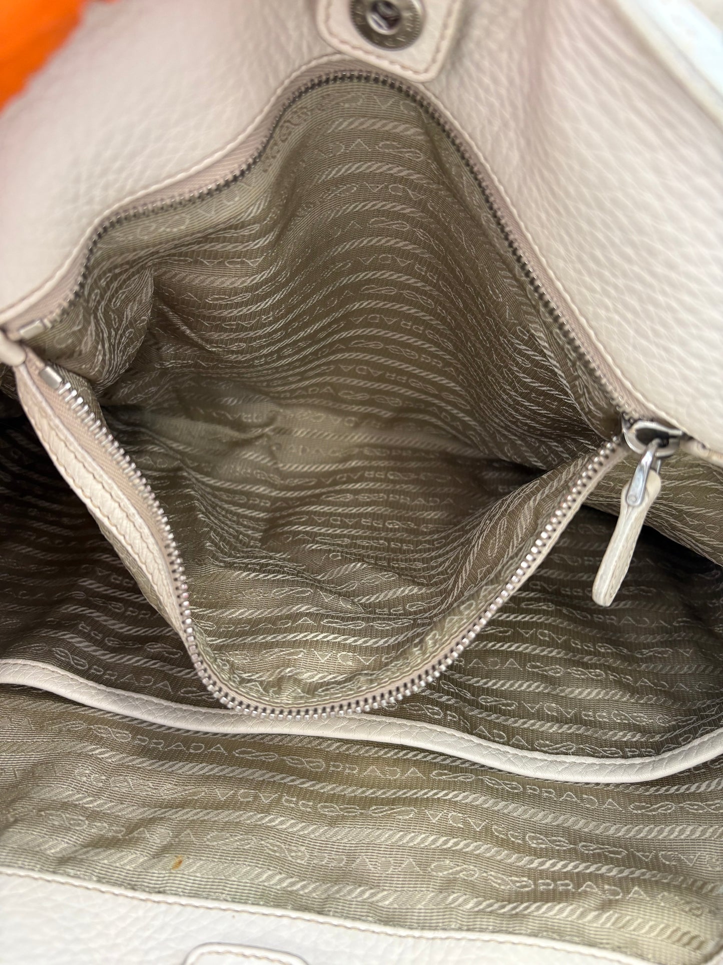 018352 - Prada Tote White