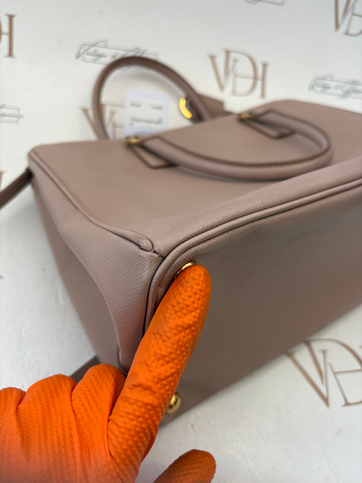 383919 - Prada Galleria