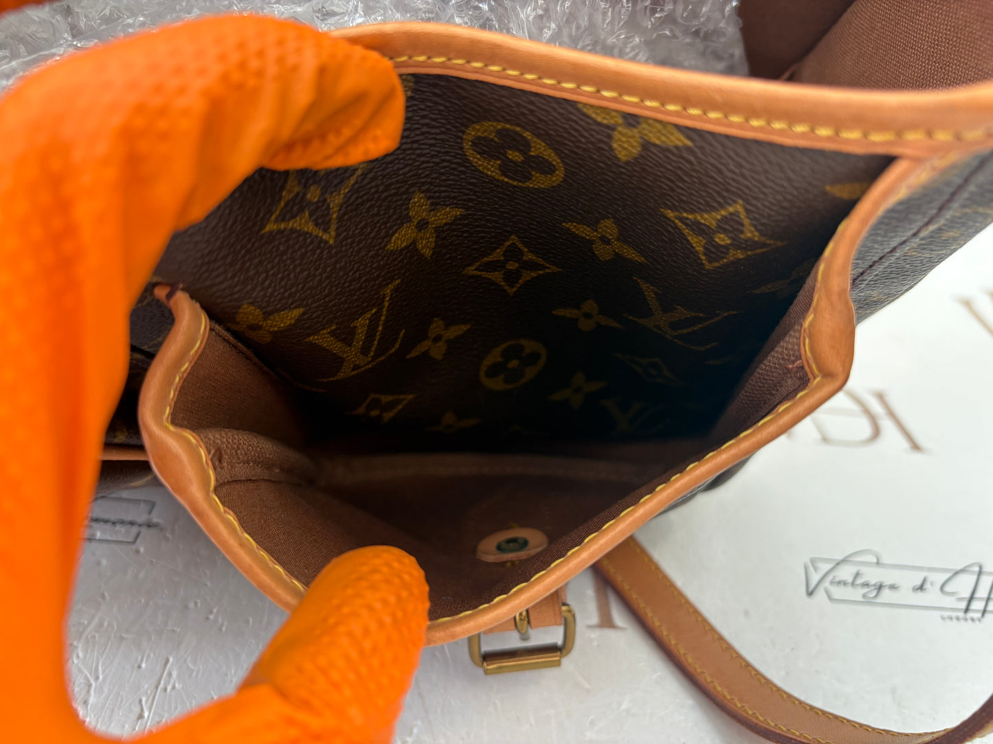 018966 - Louis Vuitton Gibeciere