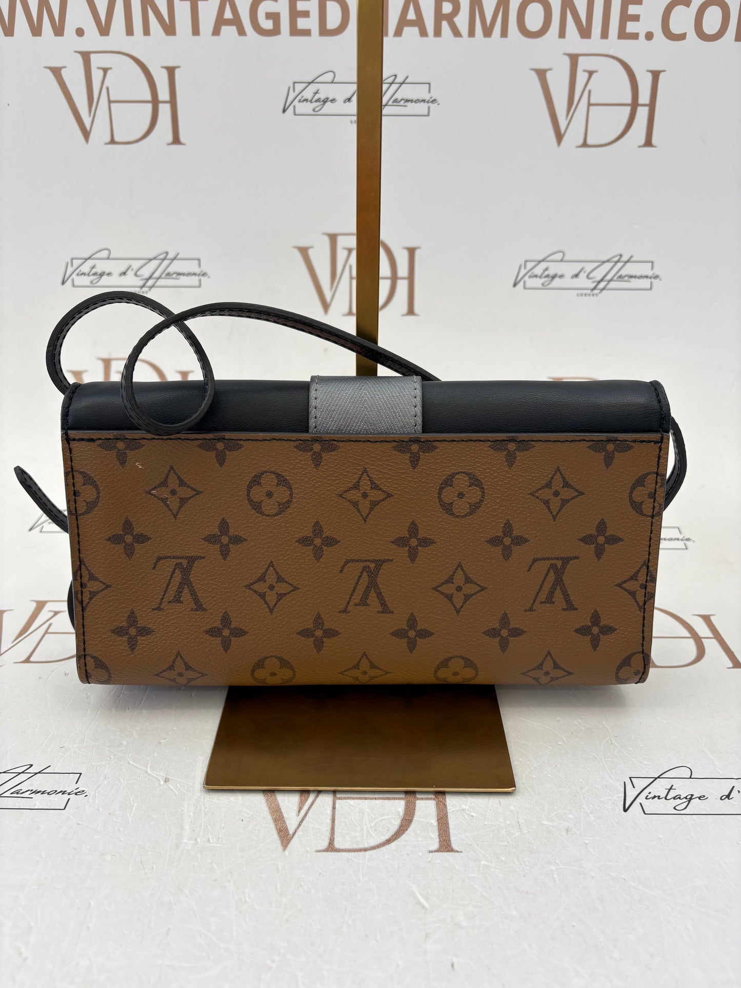 018835 - Louis Vuitton Reverse Column