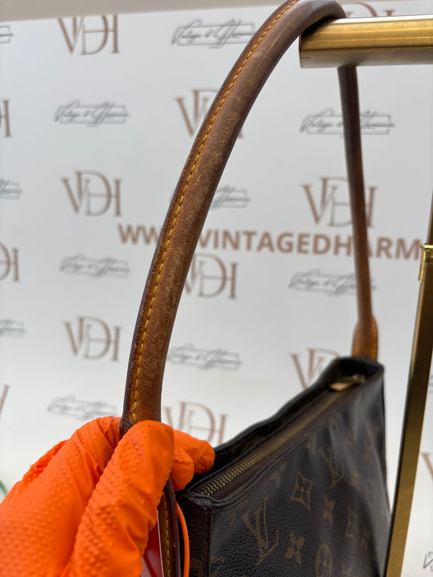 018949 - Louis Vuitton Looping MM