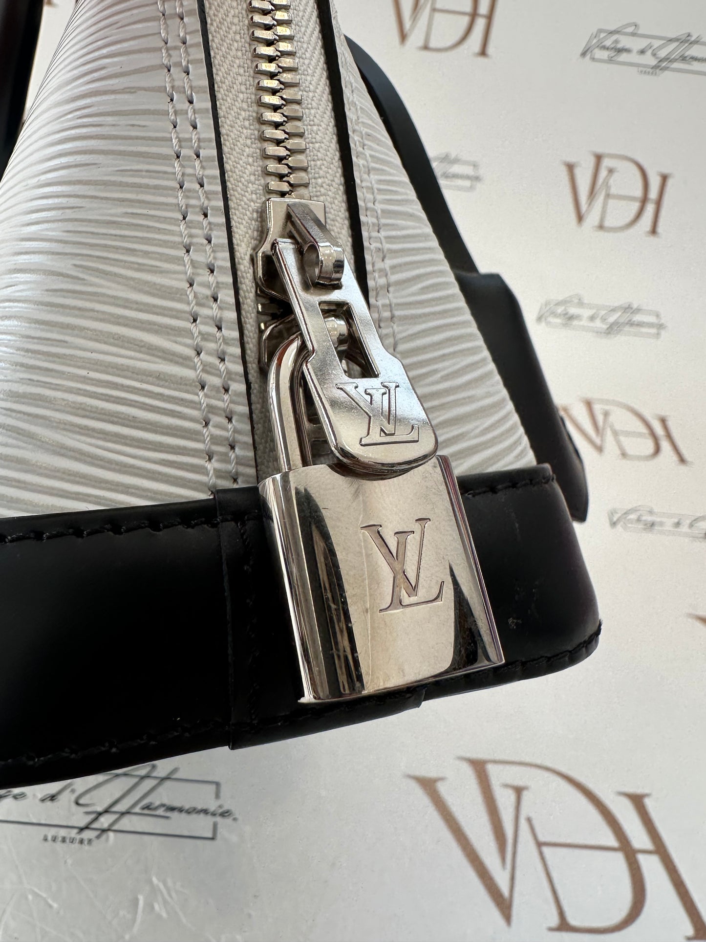 017807 - Louis Vuitton Alma BB Epi White