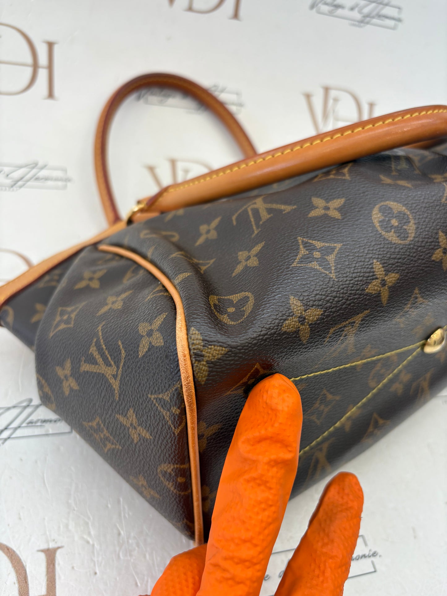 018592 - Louis Vuitton Tivoli PM