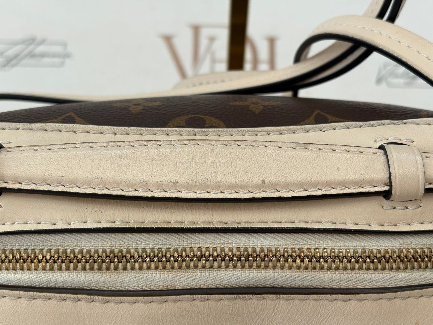 018540 - Louis Vuitton Cream Saintonge