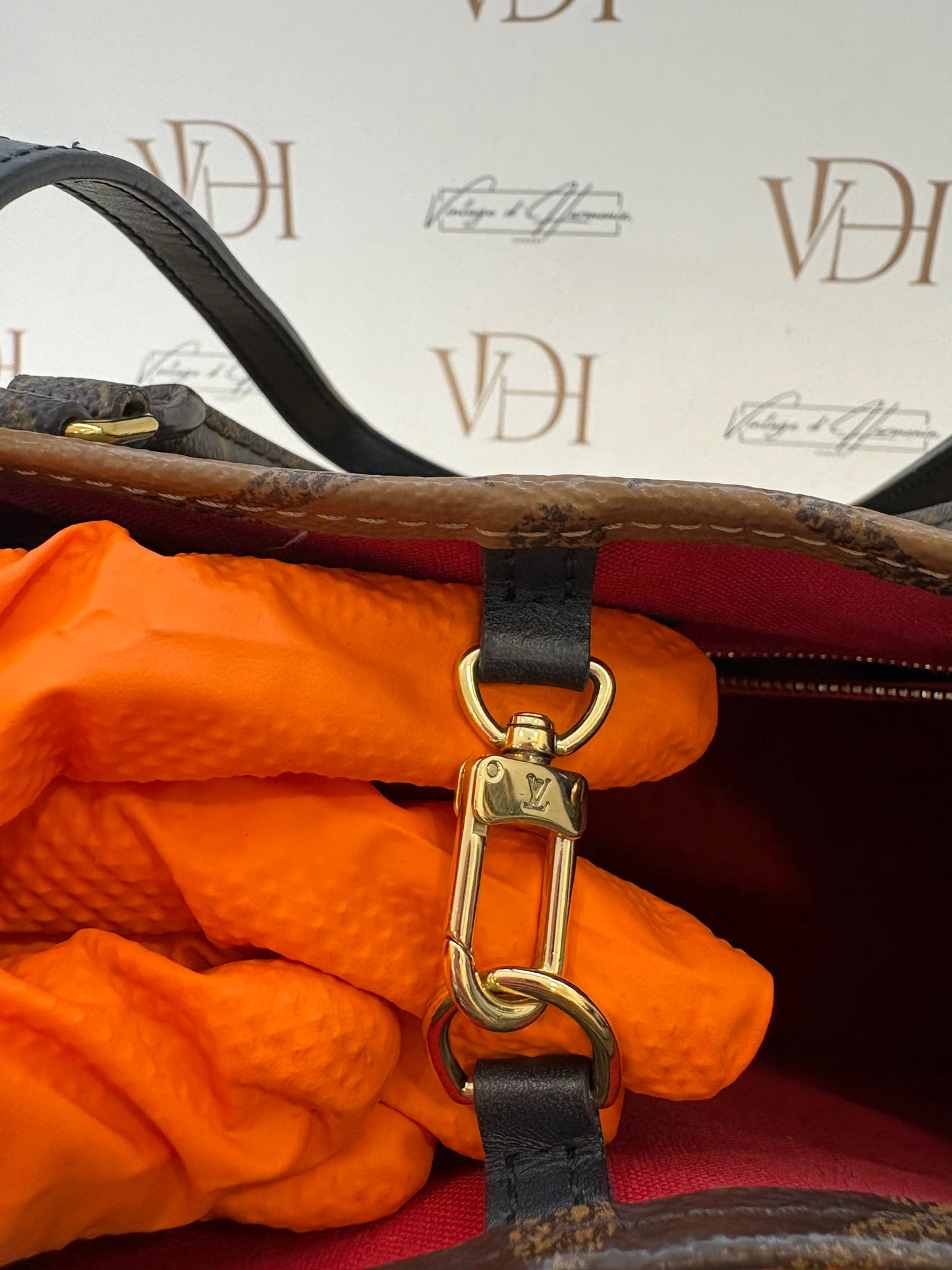 384166 - LV on The go