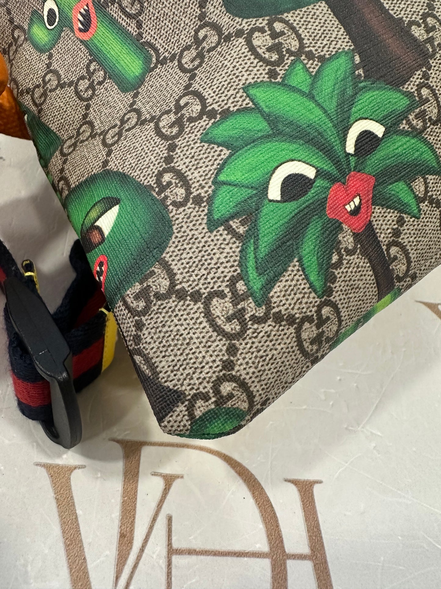 102377 - Gucci Pouch