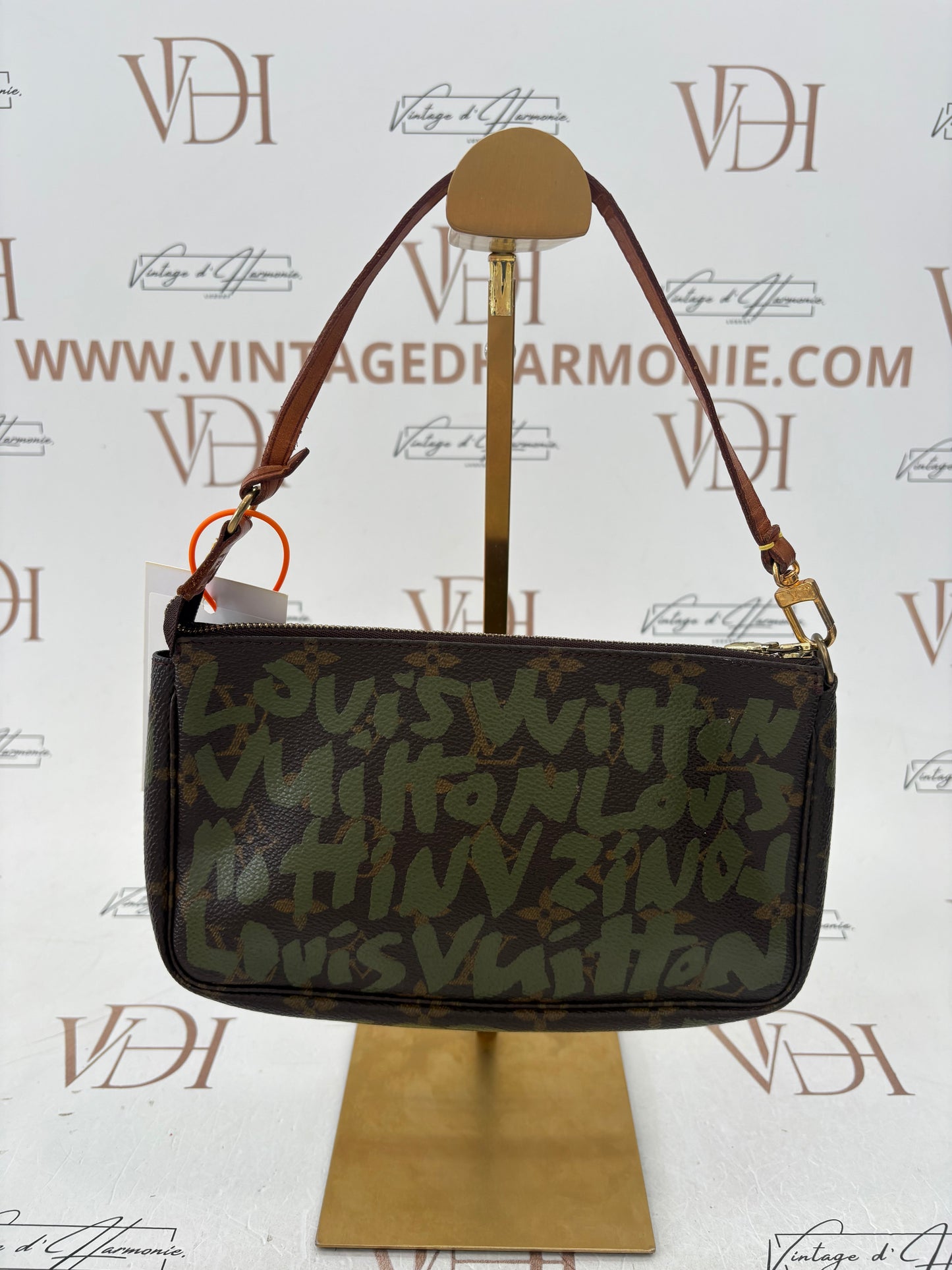 018812 - Louis Vuitton Graffiti Pochette Accessoires