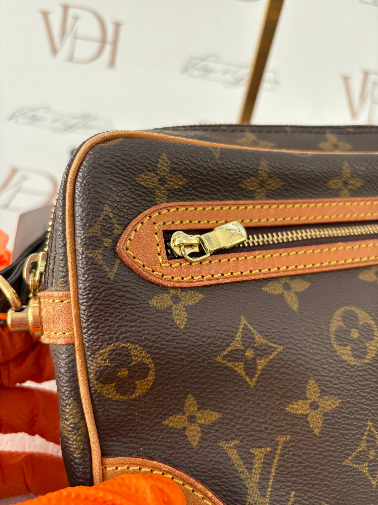 018939 - Louis Vuitton Dragonne GM
