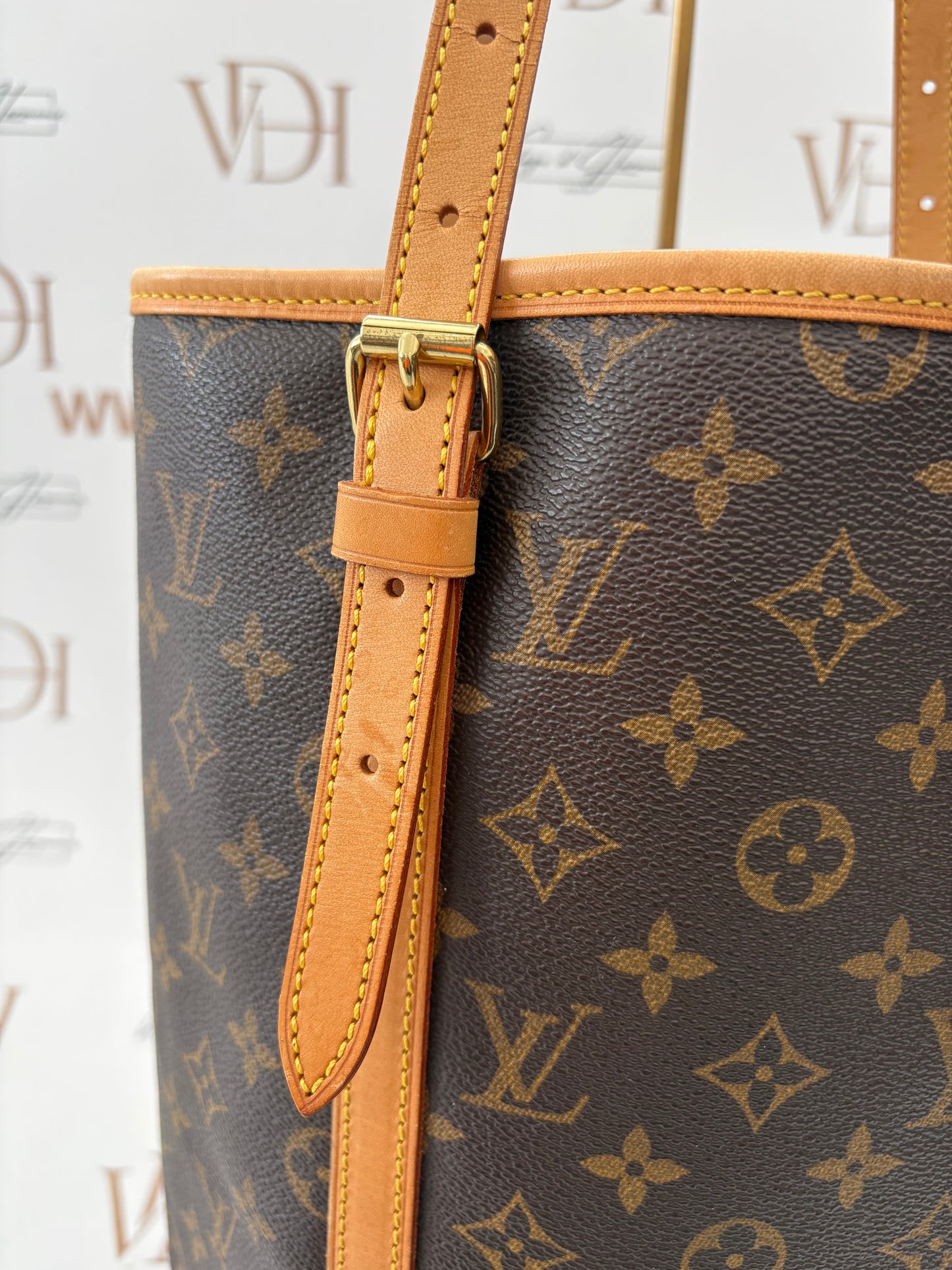 018906 - Louis Vuitton Bucket GM