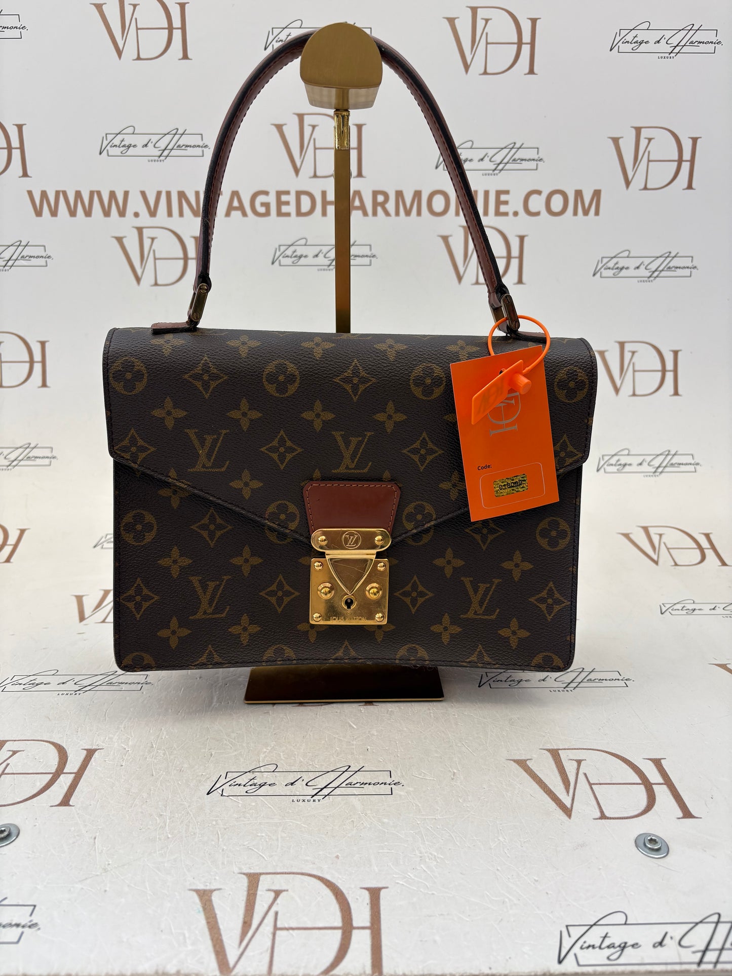 018099 - Louis Vuitton Concorde