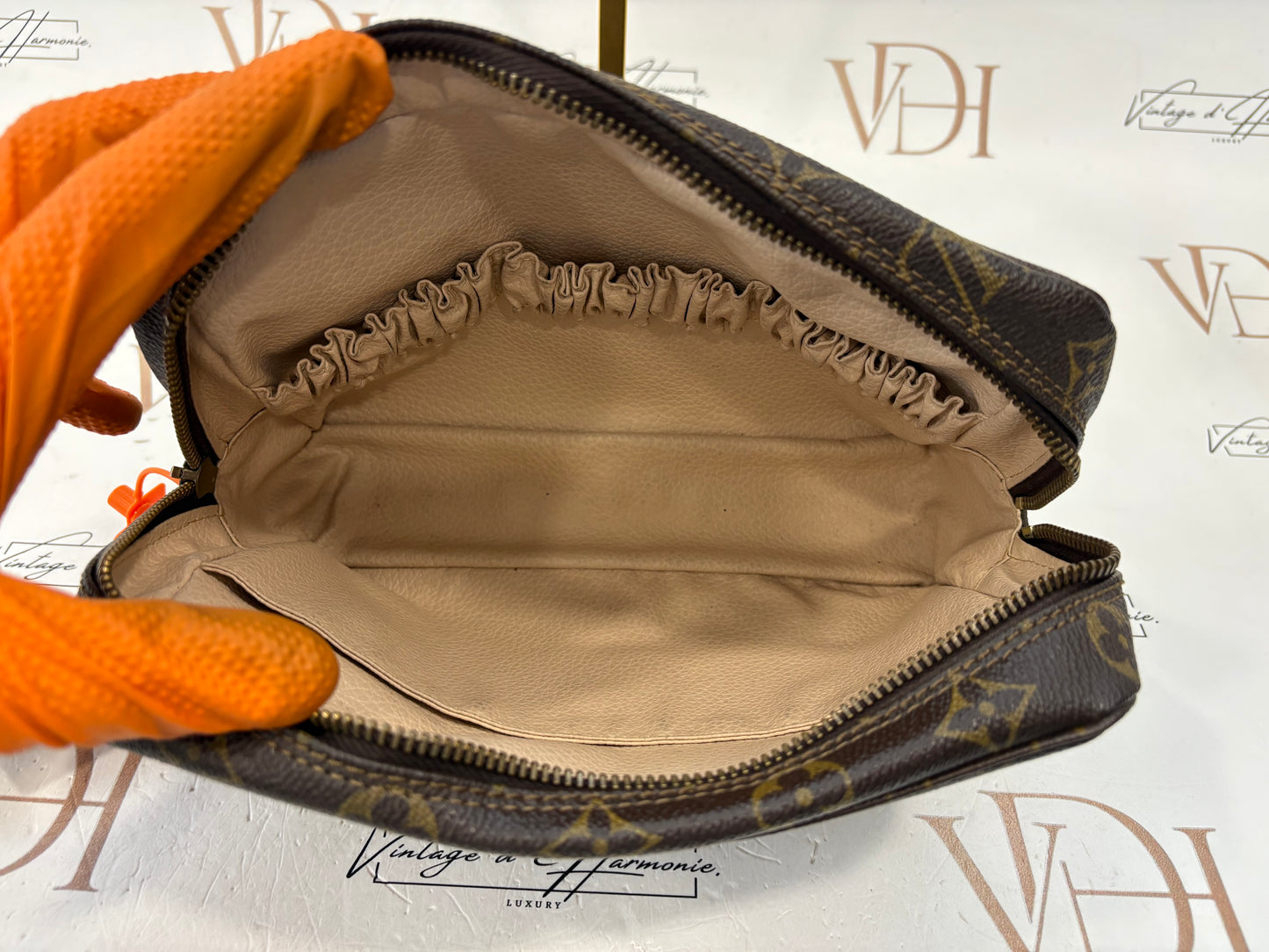 018700 - Louis Vuitton Trousse Toilette 23