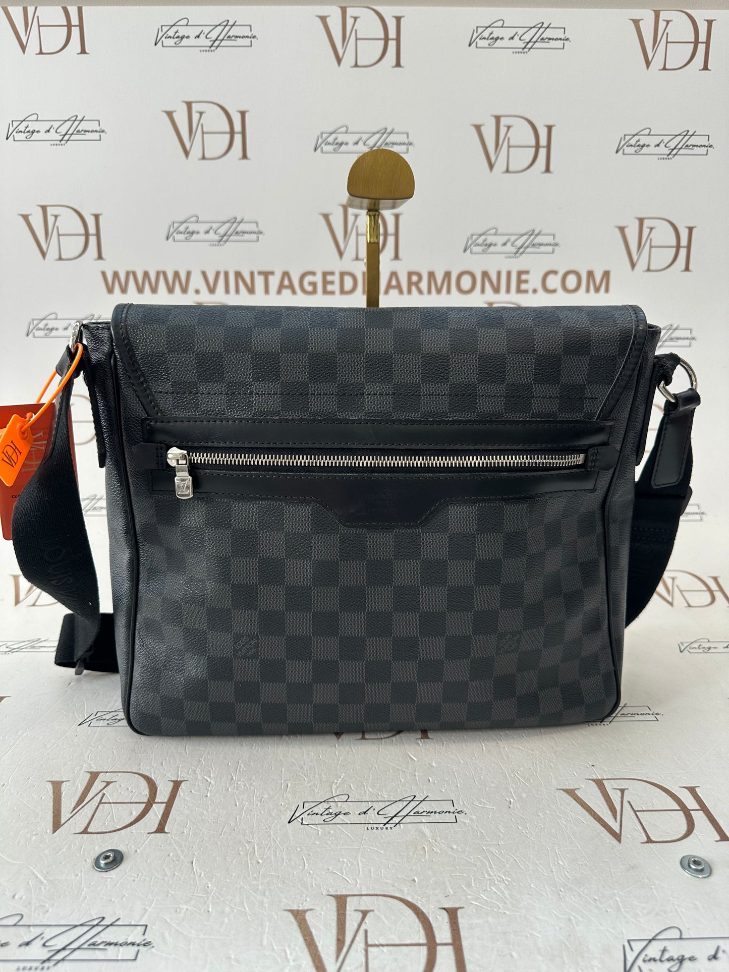 200815 - Louis Vuitton Messenger