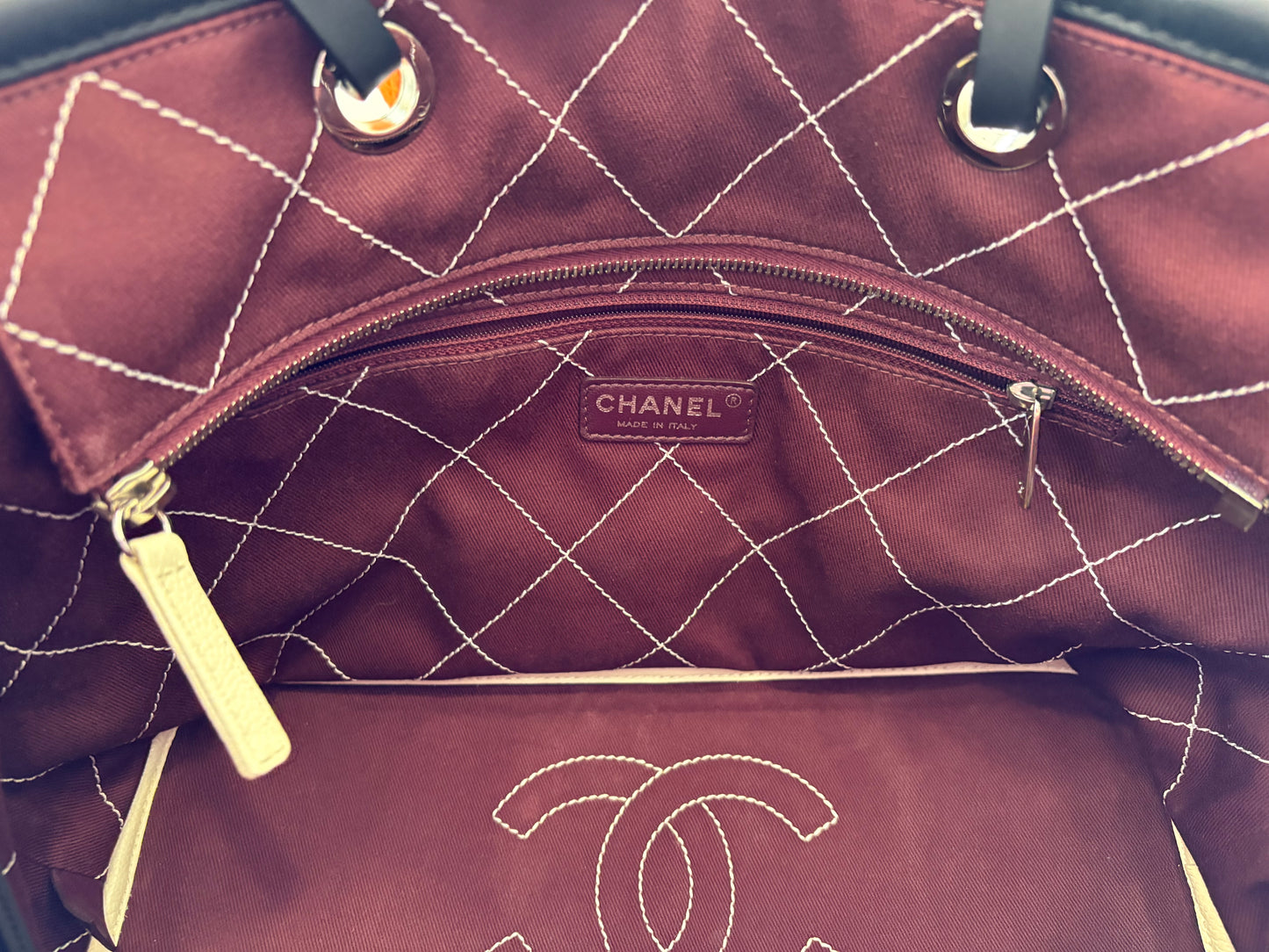017088 - Chanel White On The Road