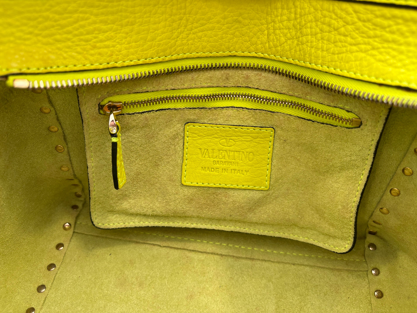 201119 - Valentino Rockstud