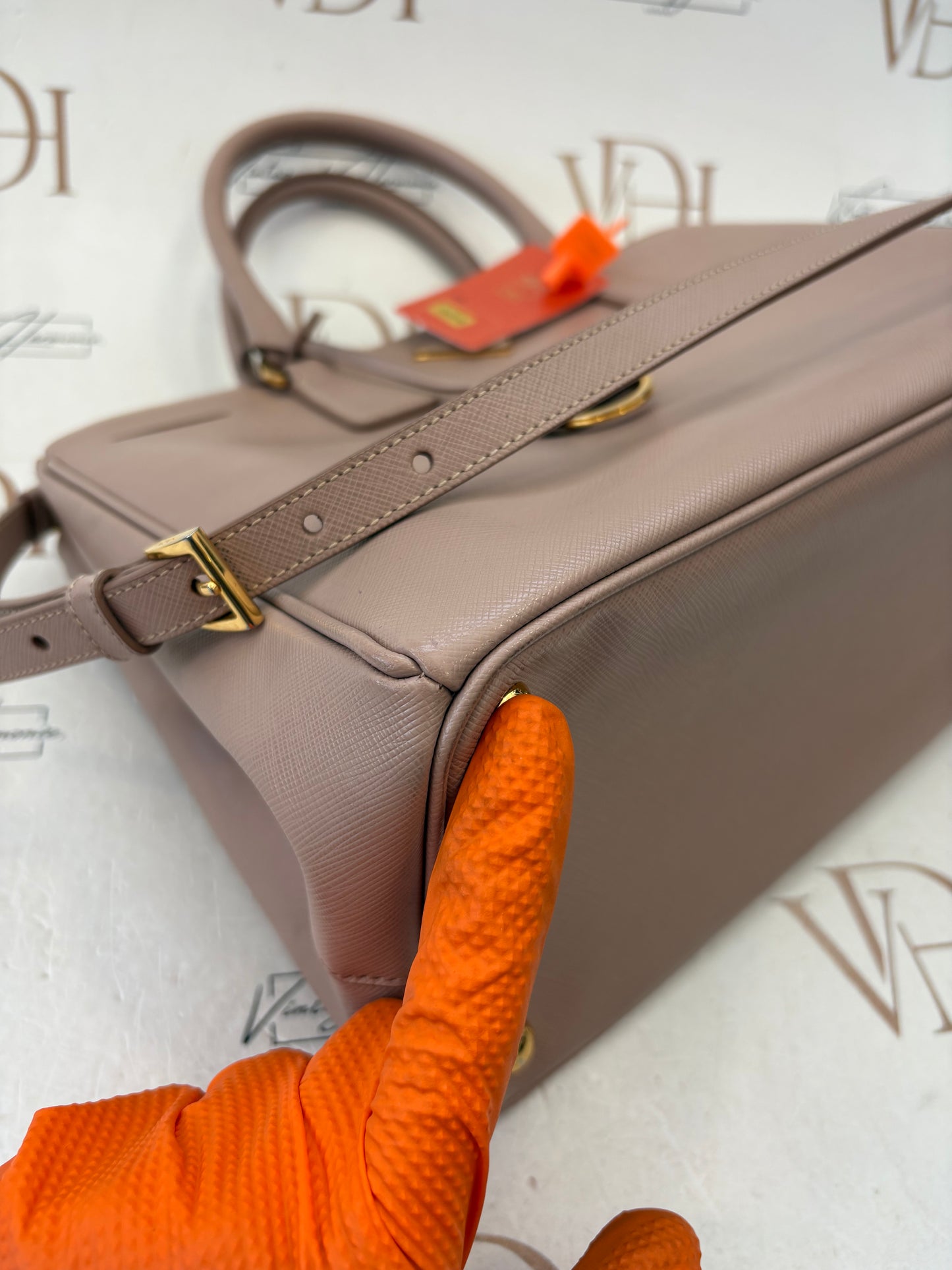383919 - Prada Galleria
