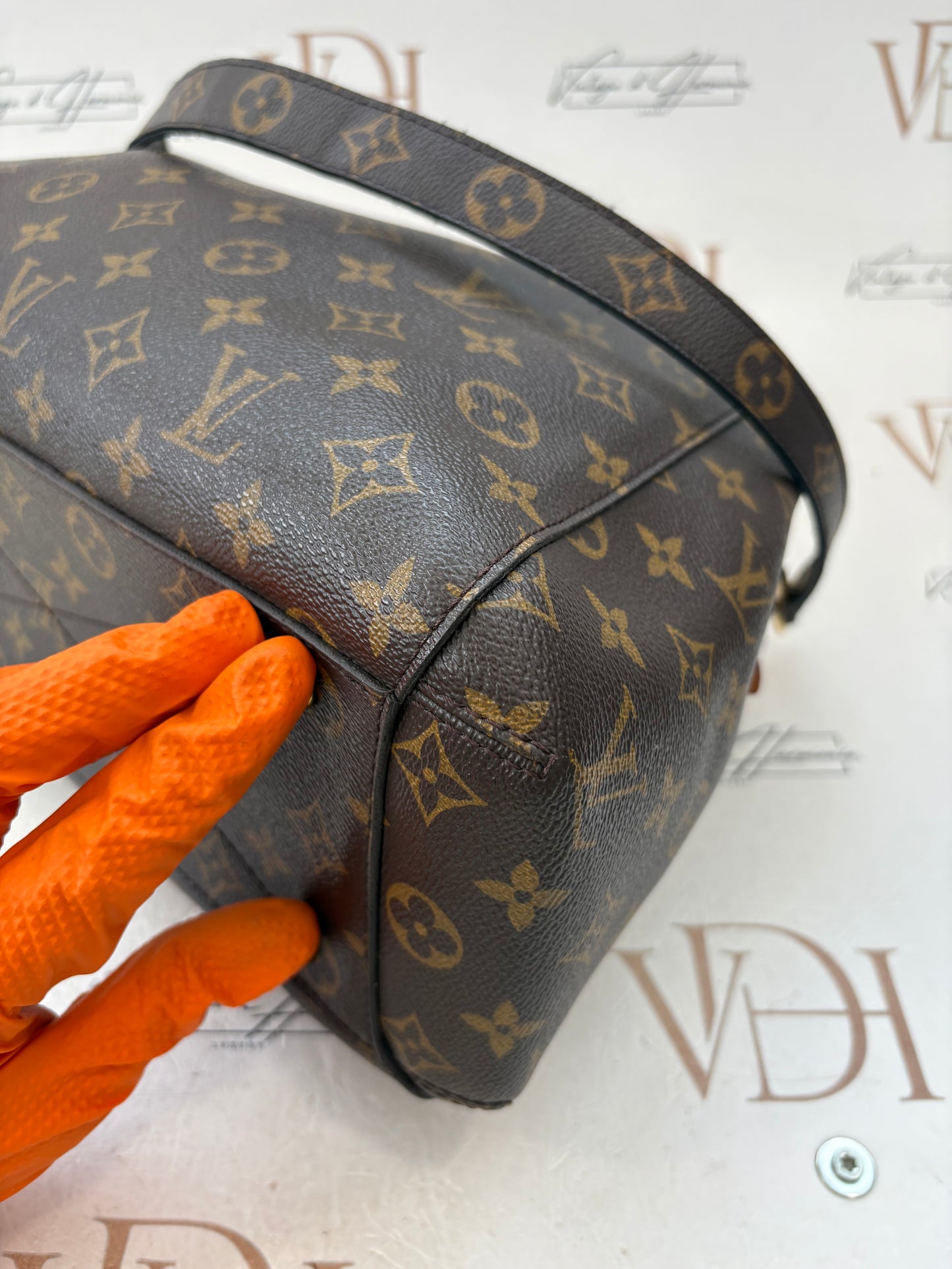 201102 - Louis Vuitton Montaigne