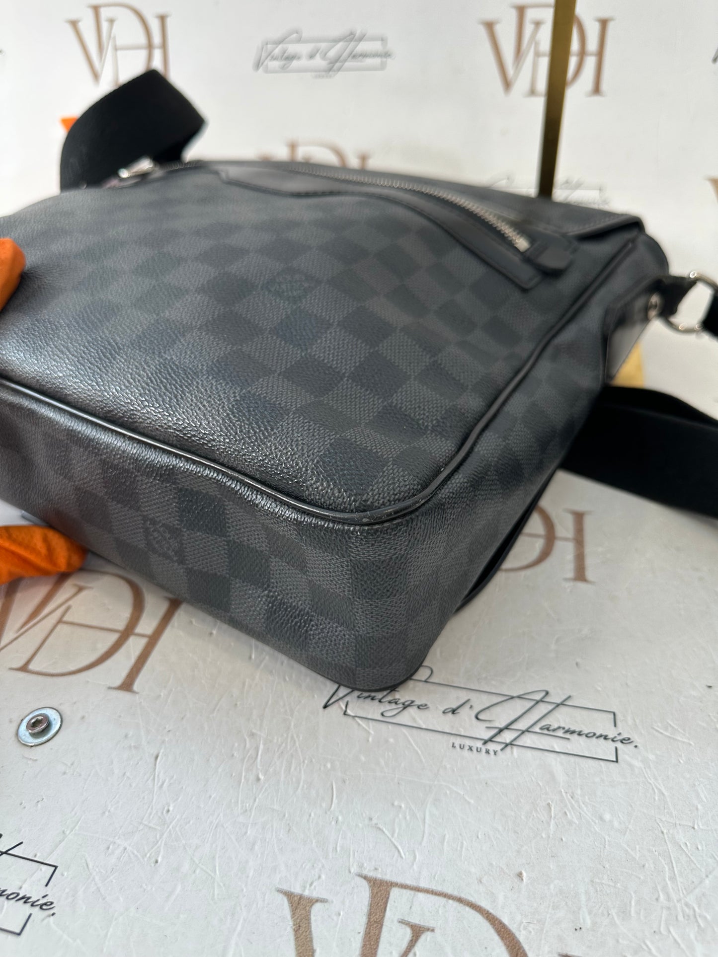 200815 - Louis Vuitton Messenger