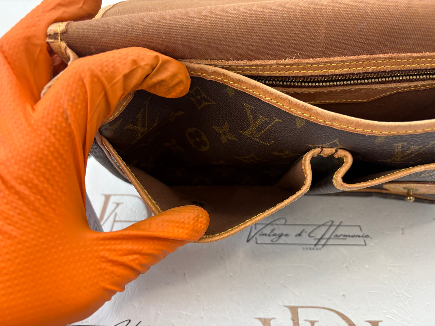018262 - Louis Vuitton Gibeciere MM