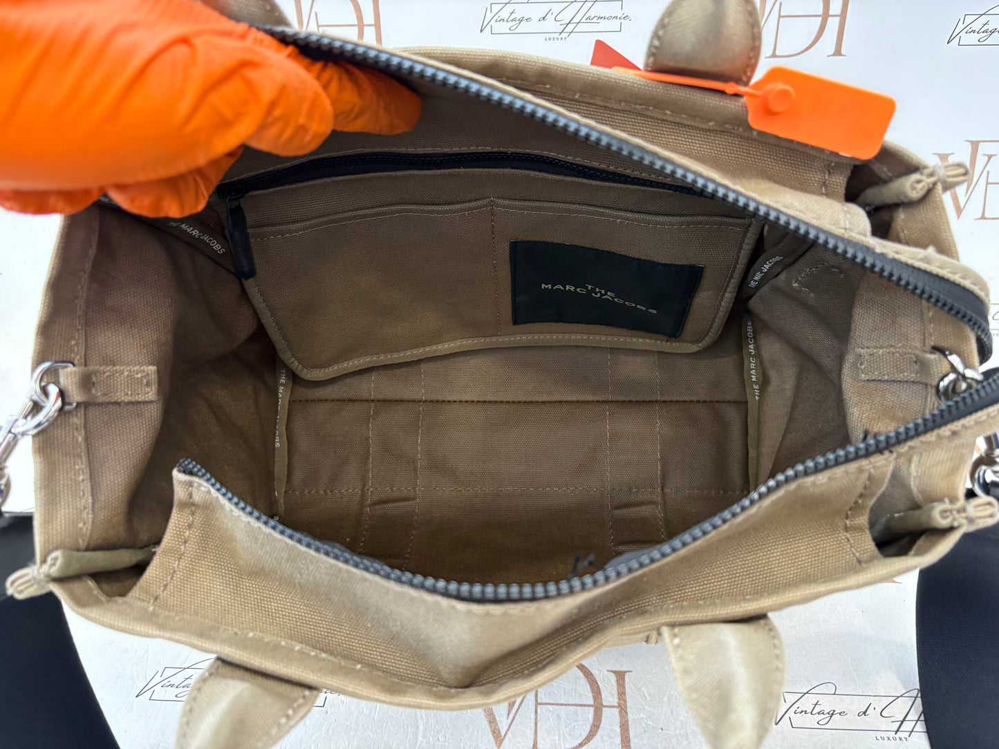 383684 - Marc Jacobs Traveler