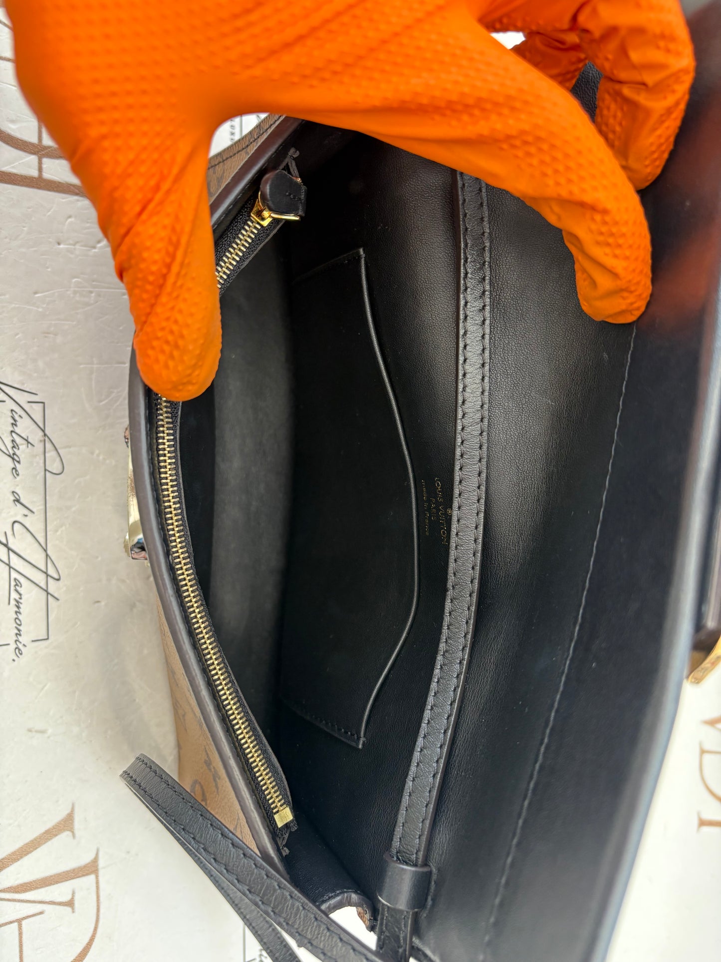 018835 - Louis Vuitton Reverse Column
