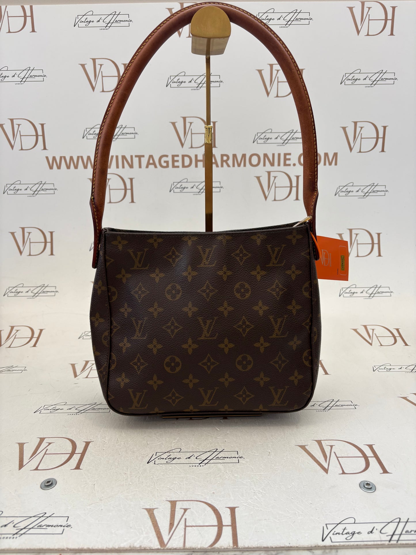 018130 - Louis Vuitton Looping MM