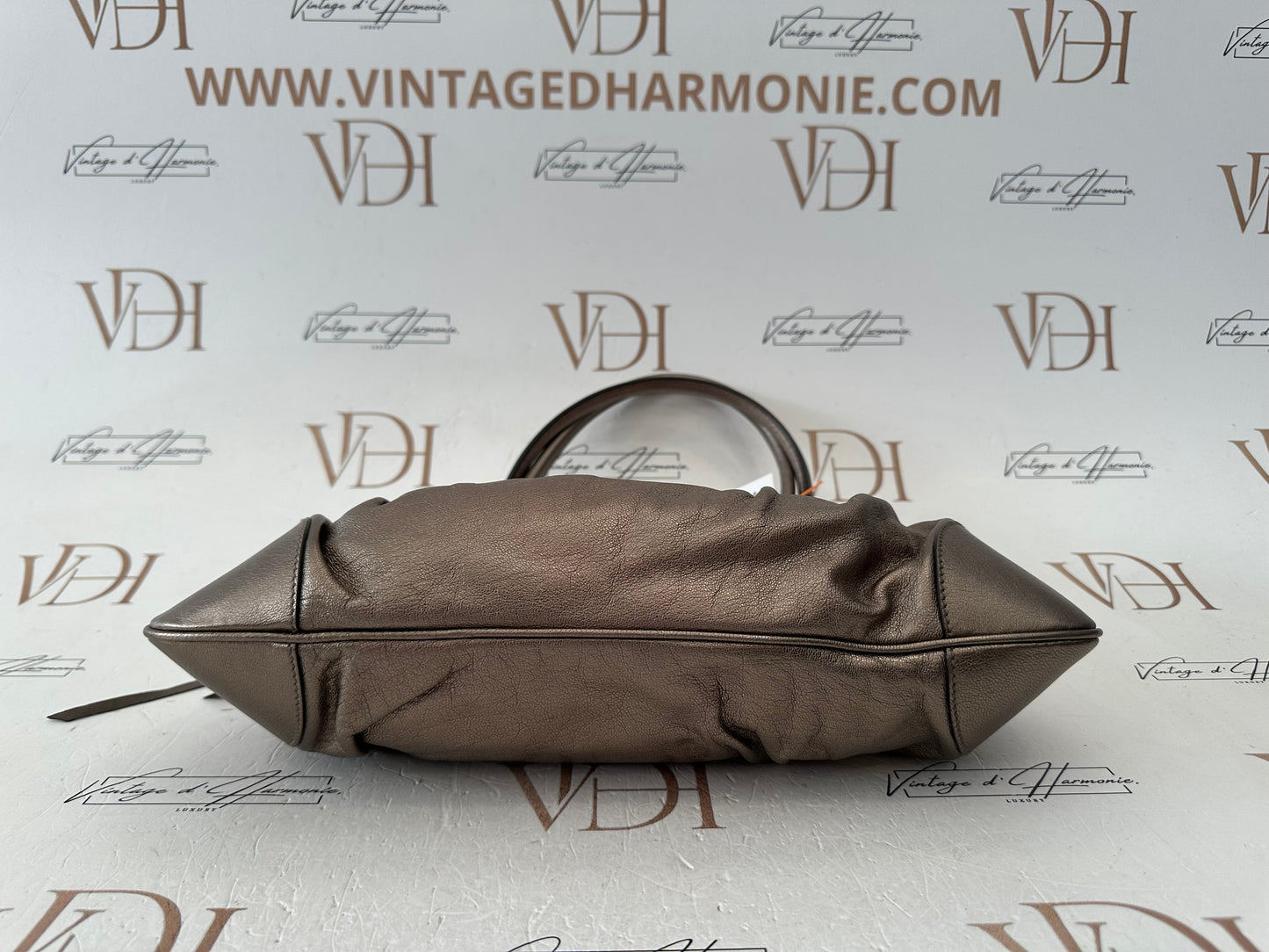 018080 - Salvatore Ferragamo Gold Leather