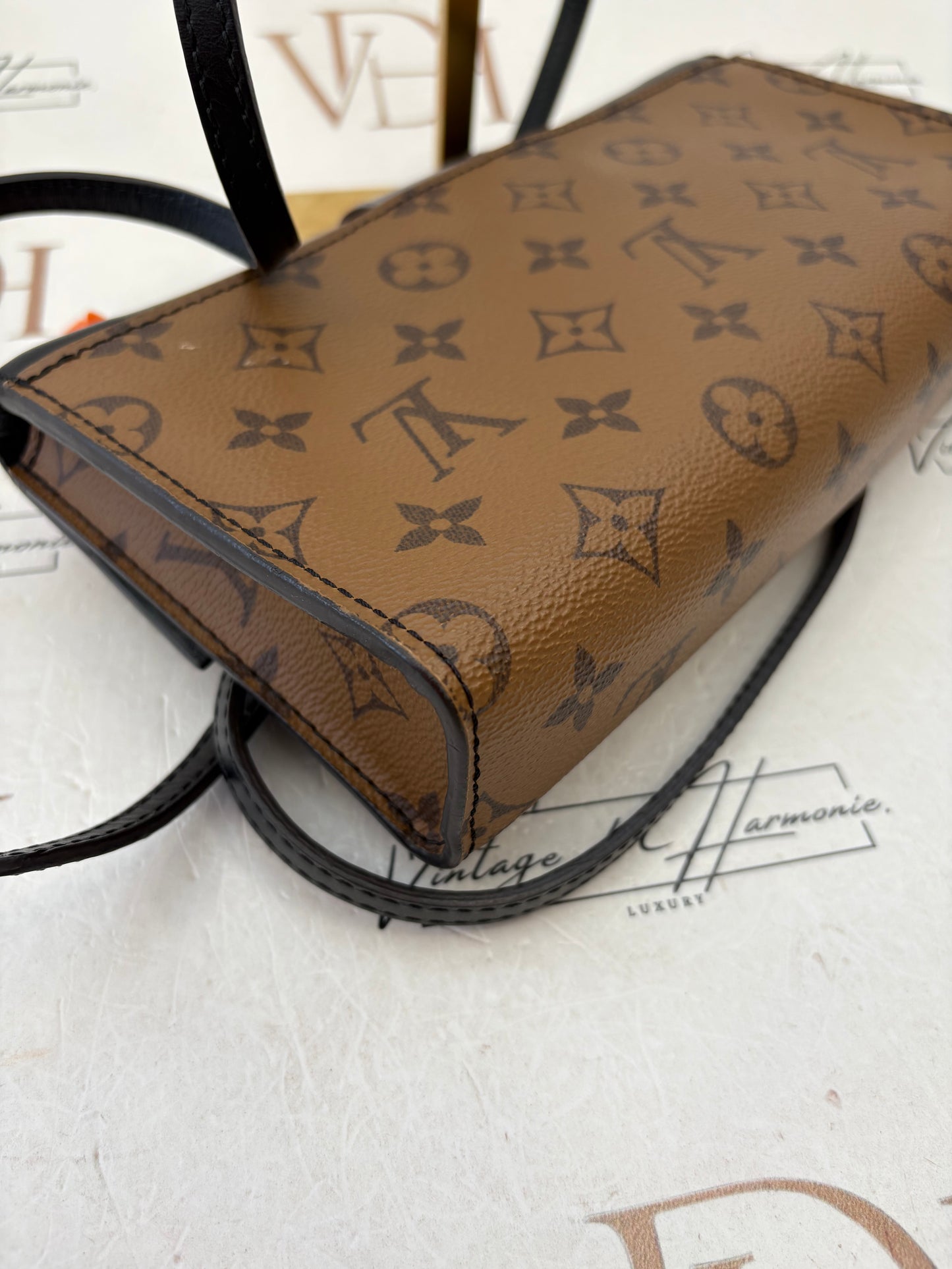 018835 - Louis Vuitton Reverse Column