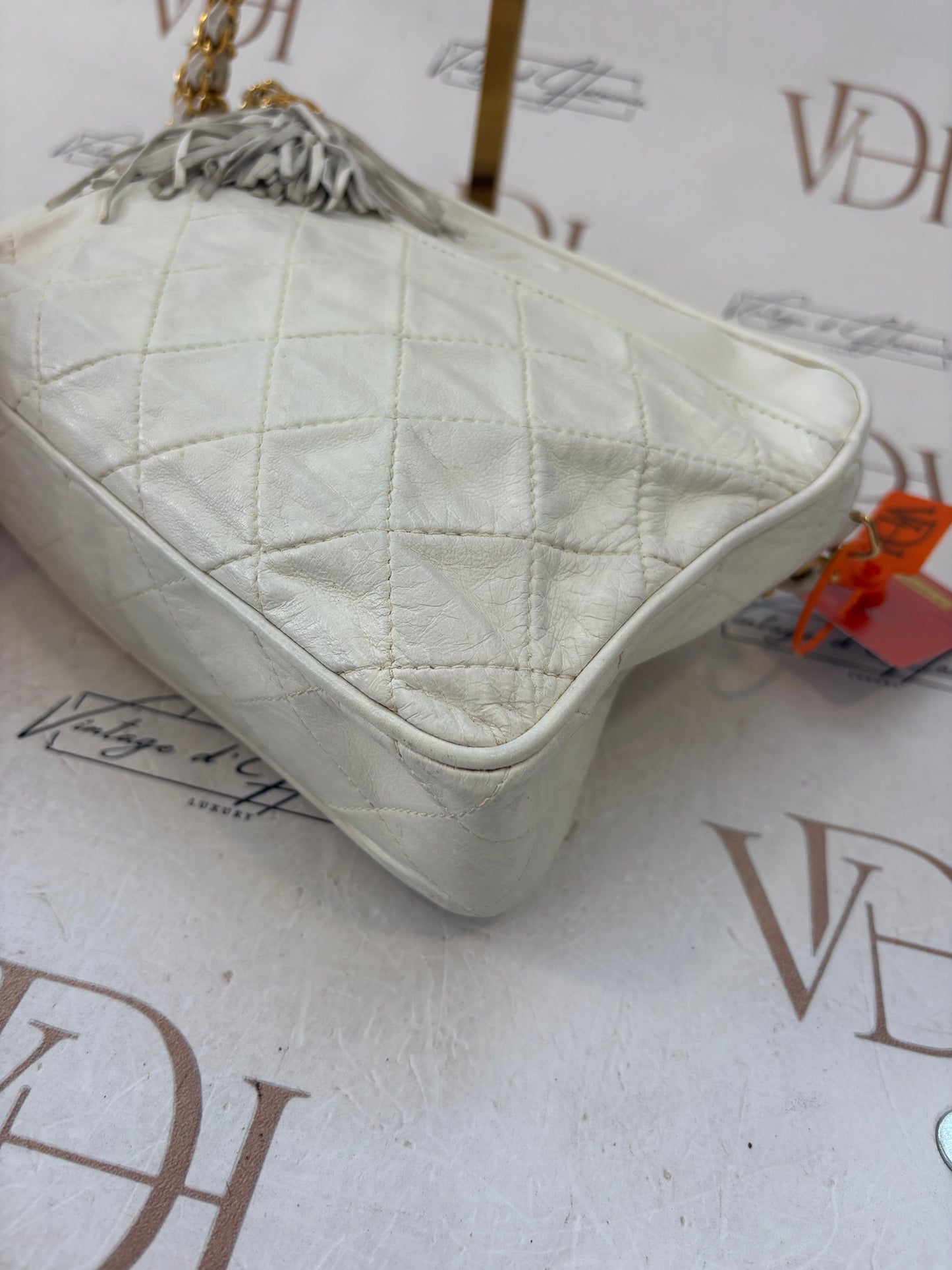 018527 - Chanel White Camera