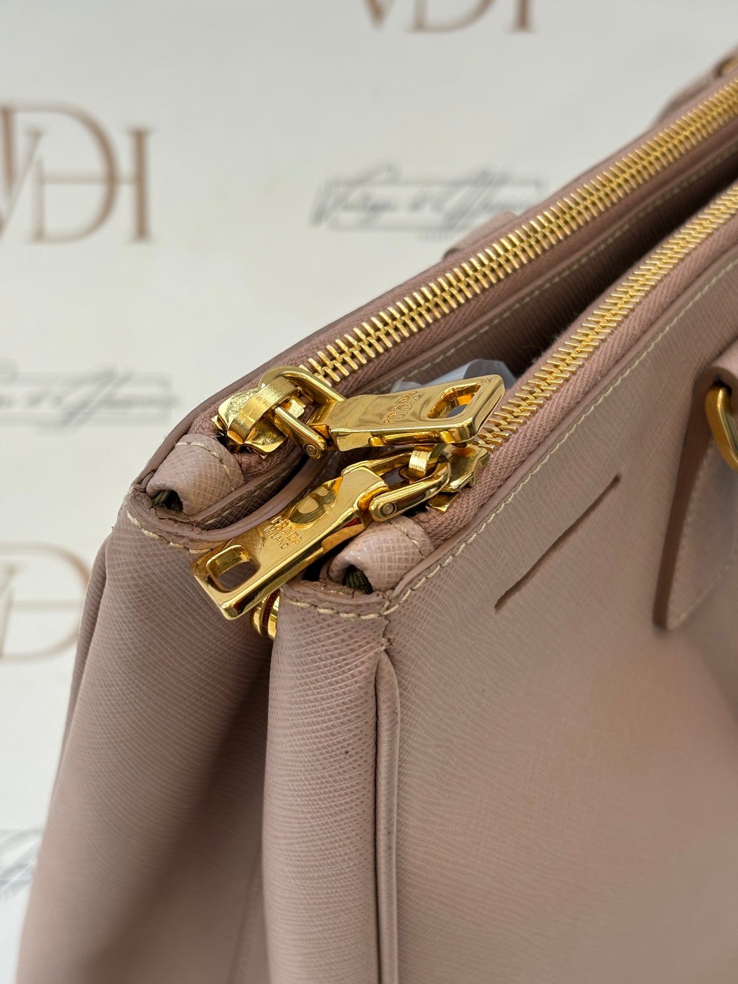 383694 - Prada Galleria