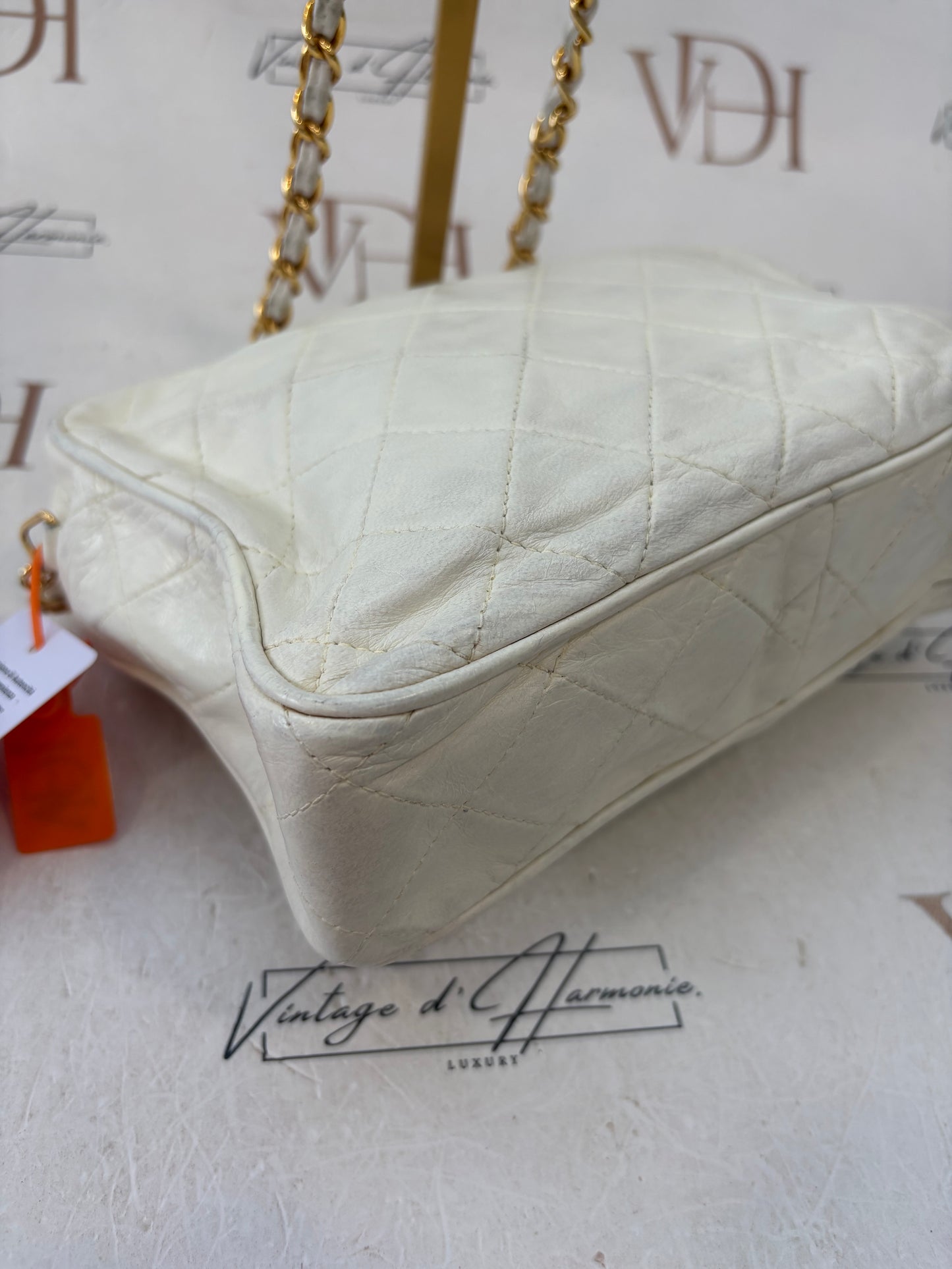 018527 - Chanel White Camera