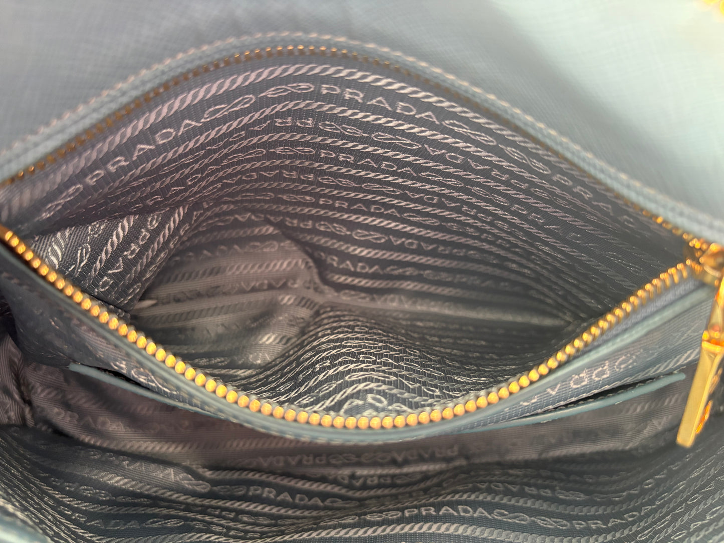 383949 - Prada Promenate