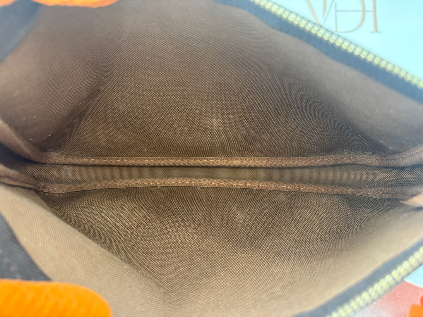 018812 - Louis Vuitton Graffiti Pochette Accessoires