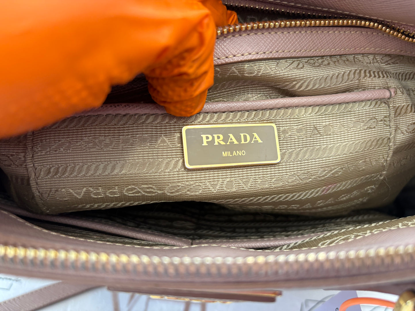 383919 - Prada Galleria