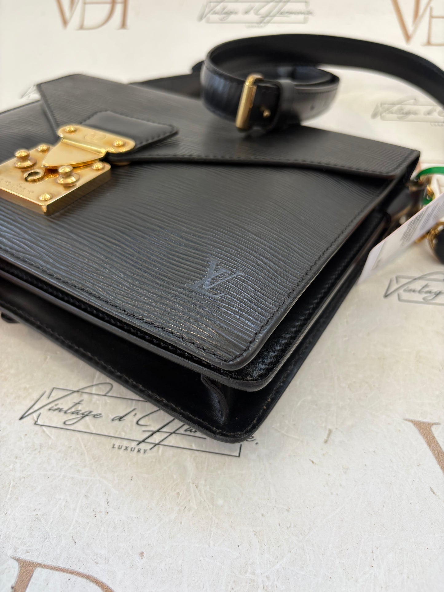 017133 - Louis Vuitton Epi Biface