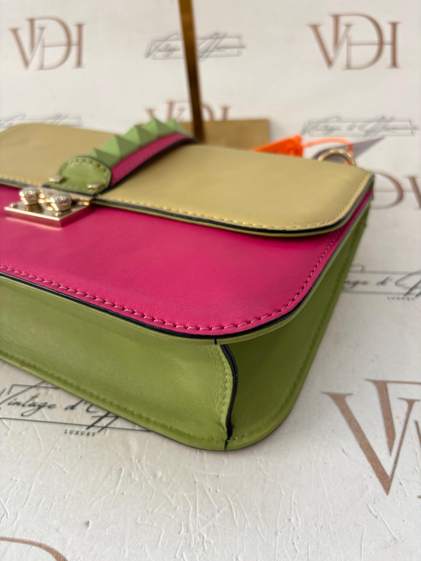 201269 - Valentino Glam Lock