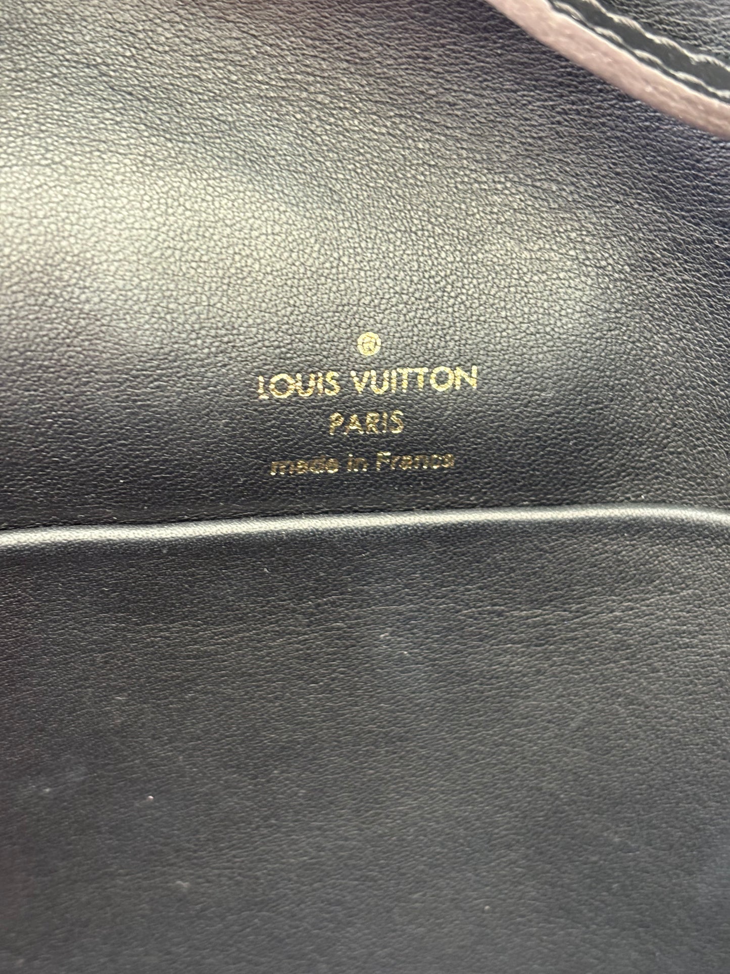 018835 - Louis Vuitton Reverse Column